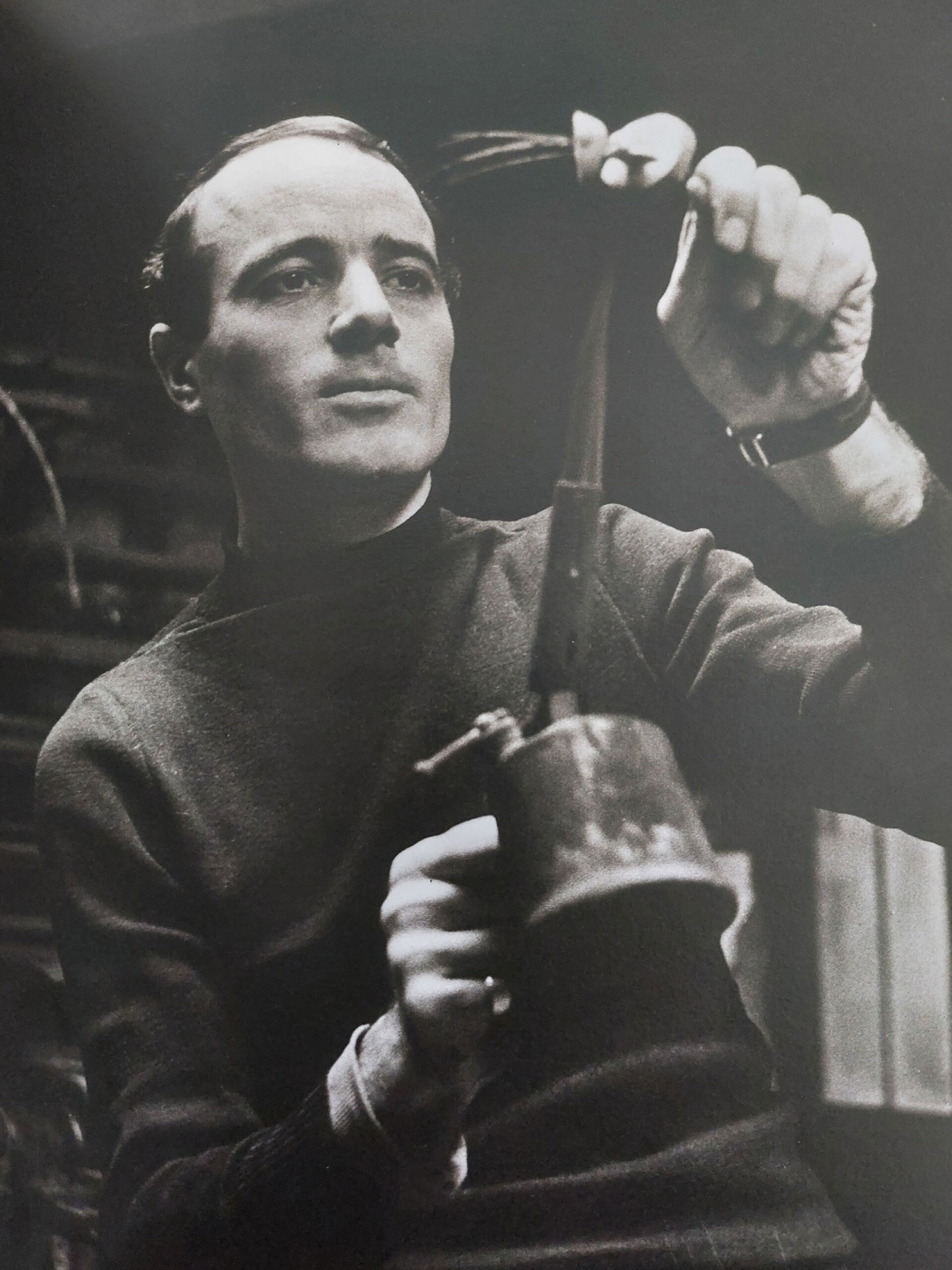 Ο Takis στο σιδηρουργείο Λονδίνο, 1955