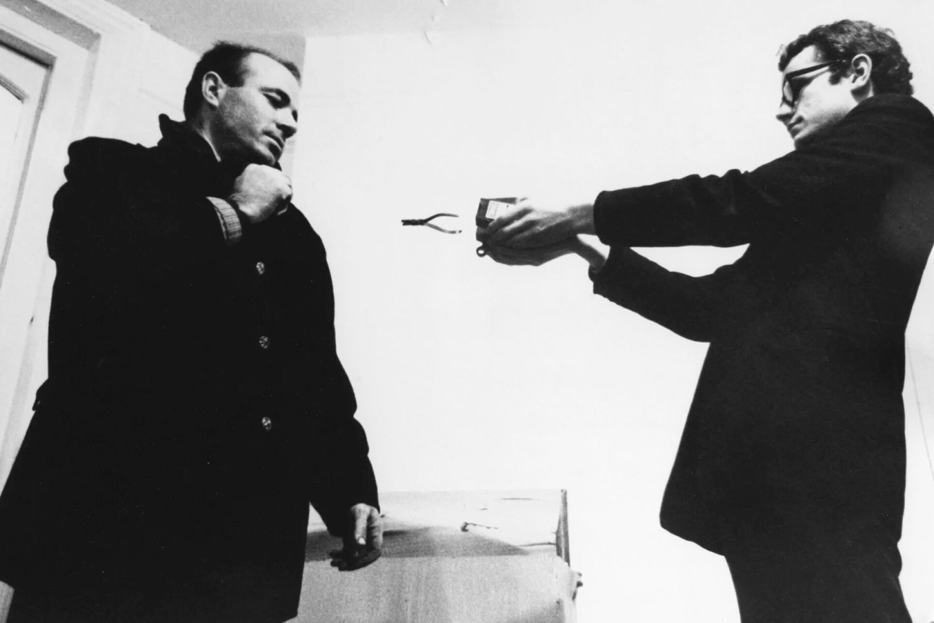 Ο Takis με τον Βρετανό συγγραφέα, τεχνοκριτικό και επιμελητή εκθέσεων Γκάι Μπρετ στην γκαλερί Indica, 1964