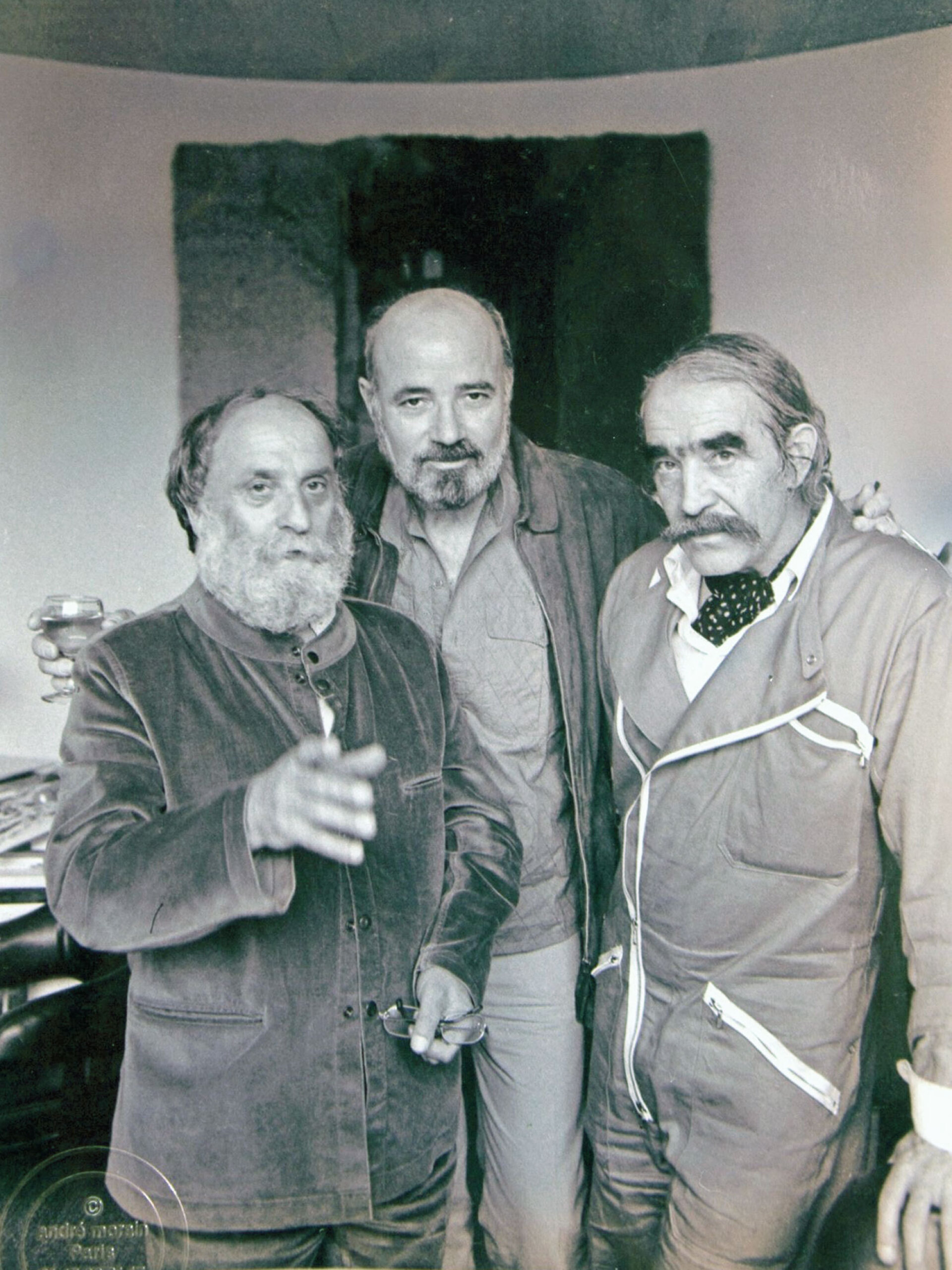 Ο Takis με τον Γάλλο γλύπτη Σεζάρ (αριστερά) και τον Ελβετό γλύπτη Ζαν Τινγκελί, σύζυγο της Νίκι Ντε Σεν Φαλ, (δεξιά) τέλη δεκαετίας ’80