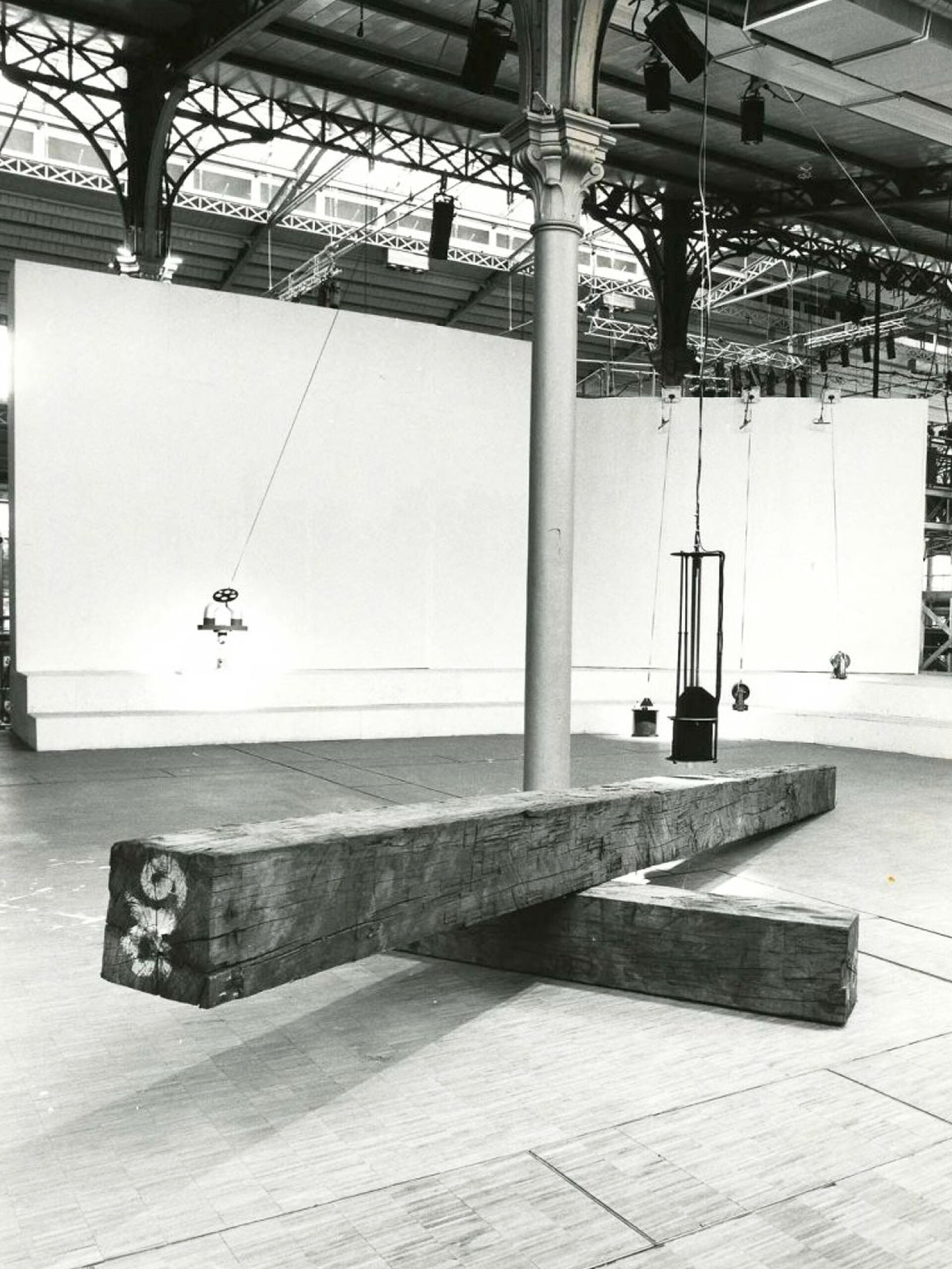 Παίρνει μέρος στην Biennale XII του Παρισιού με το έργο-εγκατάσταση Espace Musical και λαμβάνει το πρώτο βραβείο