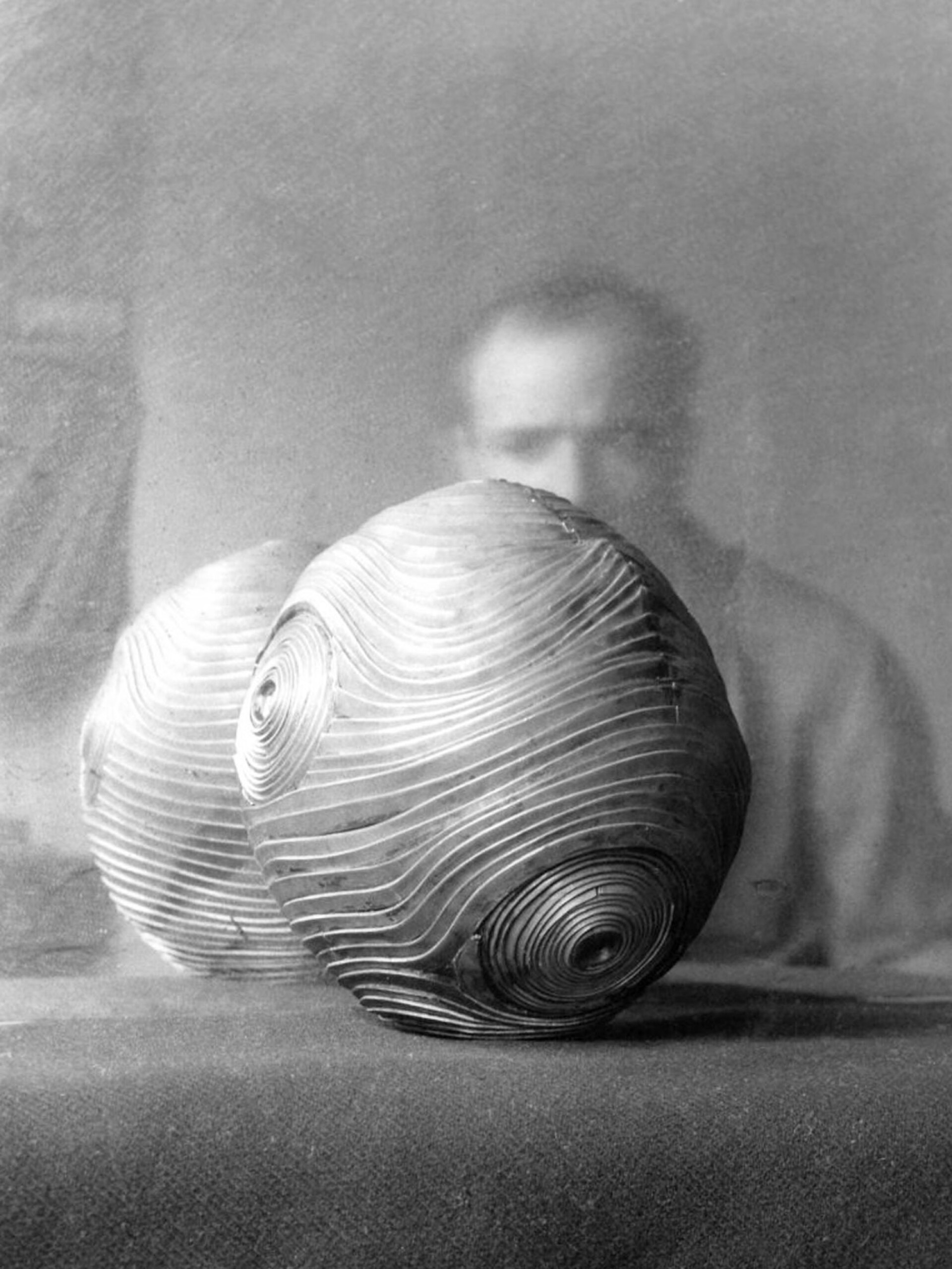 Δημιουργεί τους πρώτους Εσωτερικούς Χώρους καθώς και τα πρώτα του μπρούτζινα Λουλούδια και Είδωλα εμπνευσμένα από αρχαίους πολιτισμούς όπως ο Ελληνικός και ο Αιγυπτιακός