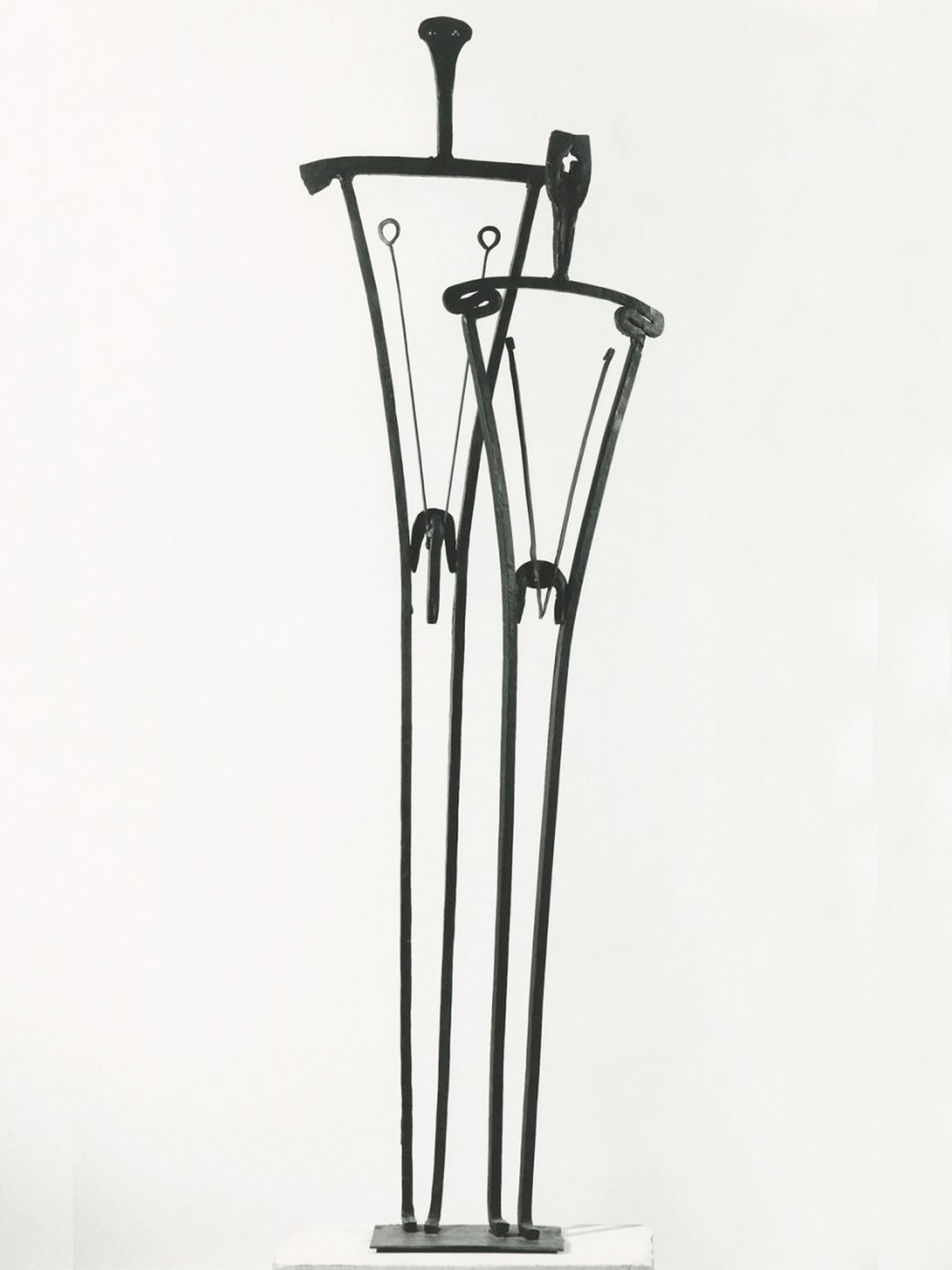 Δημιουργεί τα πρώτα του γλυπτά από σφυρηλατημένο σίδηρο όπως ο Οιδίπους και η Αντιγόνη, η Σφίγγα και το Είδωλον με επιρροές και πάλι από τα γλυπτά του Αλμπέρτο Τζακομέττι