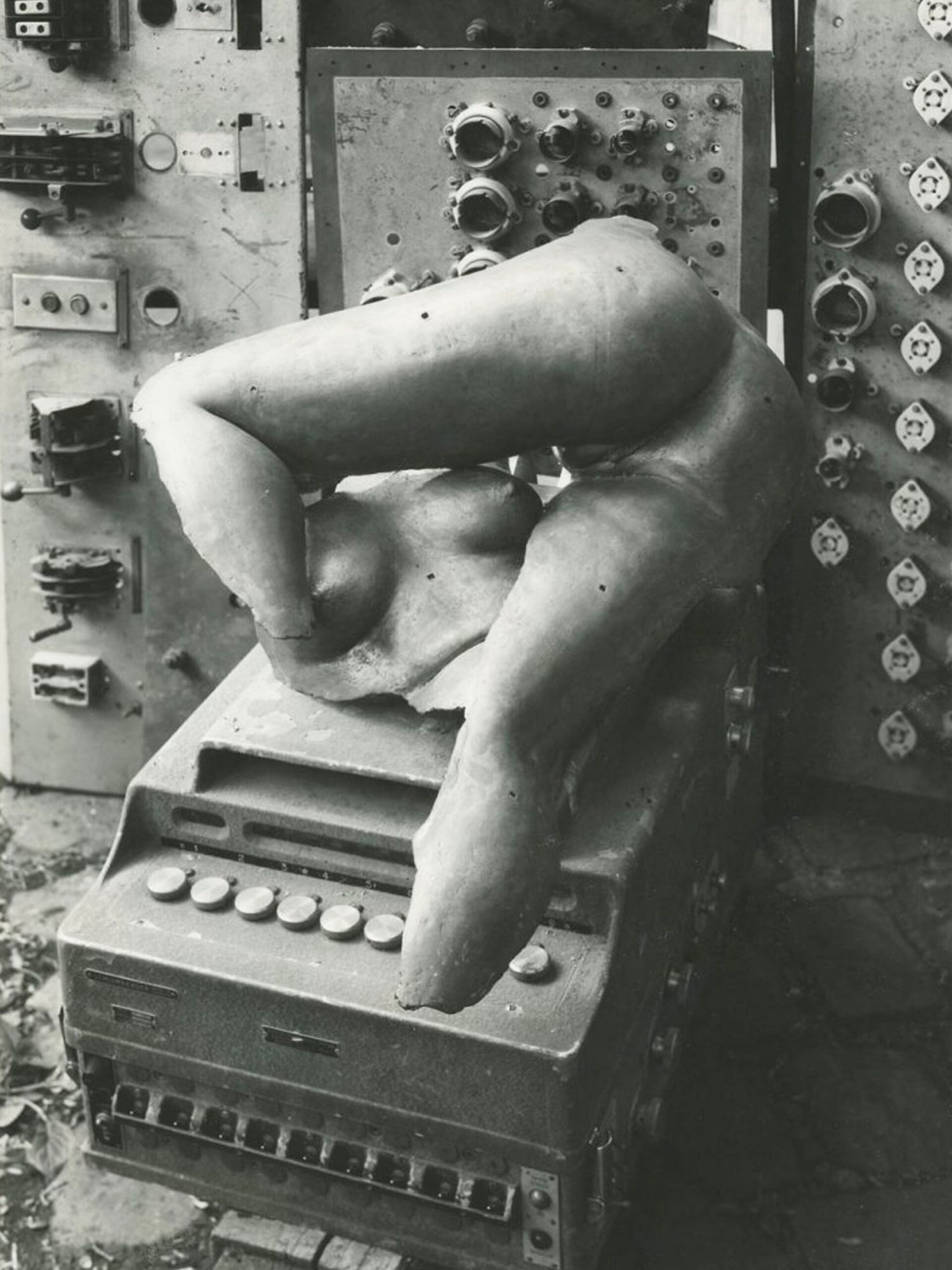 Το Κέντρο Σύγχρονης Τέχνης Pompidou του Παρισιού και η Fondation Transculturelle Internationale συνδιοργανώνουν την έκθεση Ο Αιώνας του Κάφκα. Ο Τάκις συμμετέχει με την εγκατάσταση Ο Αιώνας του Κάφκα που δημιουργεί ειδικά γι’ αυτή την έκθεση. Το έργο αποτελείται κυρίως από Ερωτικά γλυπτά, Παράλληλες Γραμμές και Τηλεφώτα