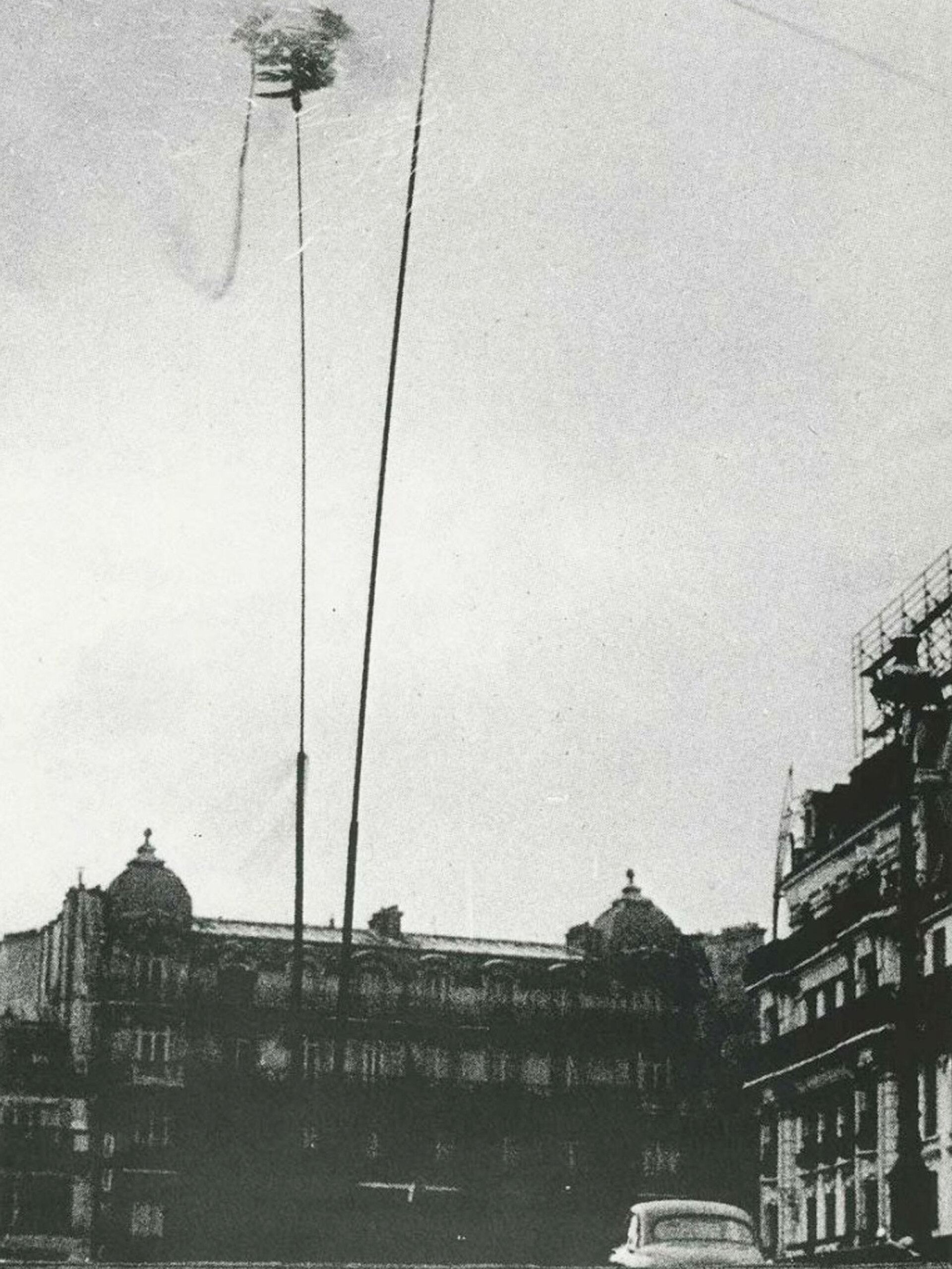 Τα Σινιάλα μετατρέπονται σε Σινιάλα-Πυροτεχνήματα. Πραγματοποιεί happenings στους δρόμους και στις πλατείες του Παρισιού αλλά και σε ιδιωτικές κατοικίες όπως εκείνη της Iris Clert. Τα δρώμενα αυτά του Taki θεωρούνται οι προπομποί των street art performances © takisfoundation.org