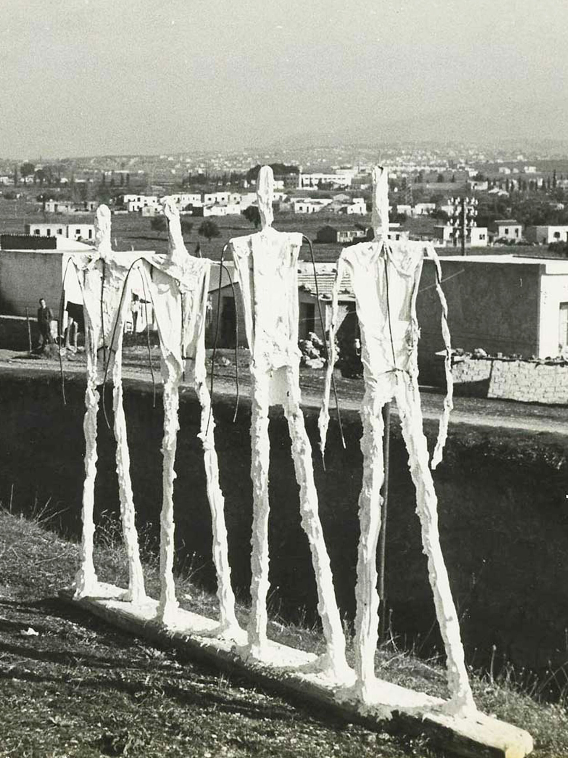 Τέσσερις Στρατιώτες, ένα γύψινο γλυπτό που απεικονίζει τέσσερεις στρατιώτες σε θέση πορείας και των οποίων οι βραχίονες σχηματίζονται από ράβδους σιδήρου