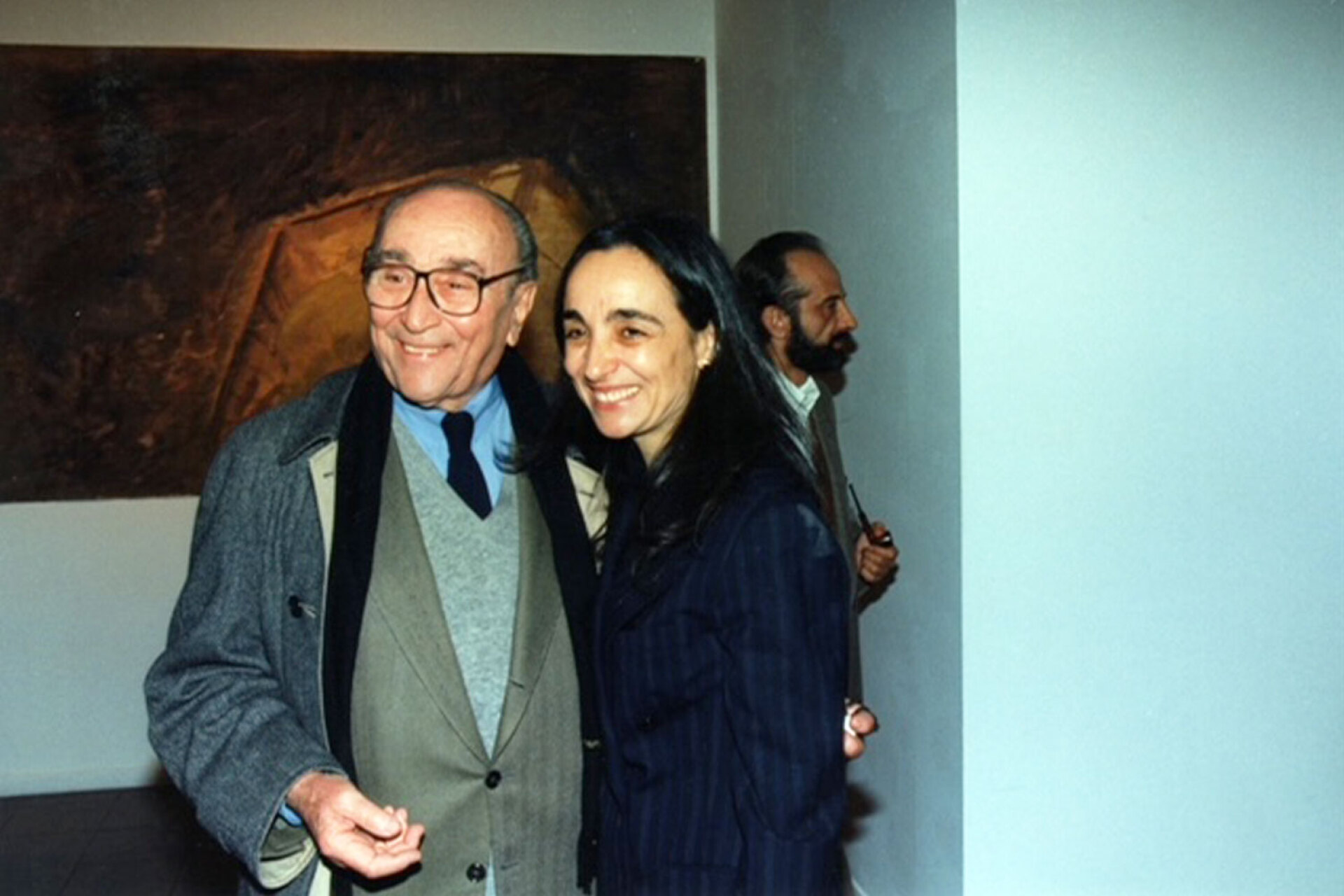 Γιάννης Μόραλης και Βάνα Ξένου στα εγκαίνια της έκθεσης «Υπερίων ή ο ερημίτης στην Ελλάδα», Αίθουσα Τέχνης Κρεωνίδης, 1998