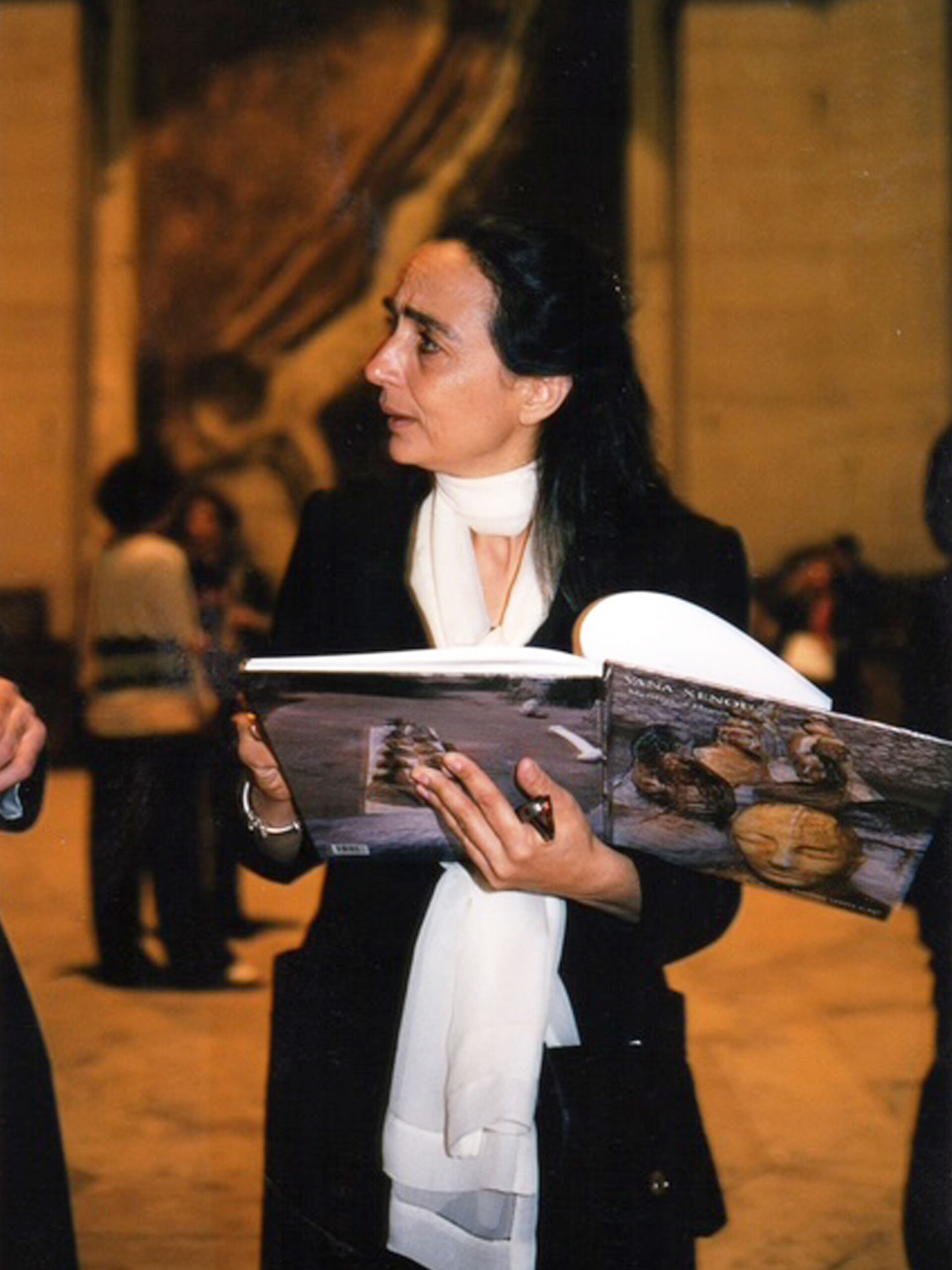 Η Βάνα Ξένου στα εγκαίνια της έκθεσης της «Mysteries d’Eleusis» το 2000, Saint-Louis de la Salpetriere, Παρίσι