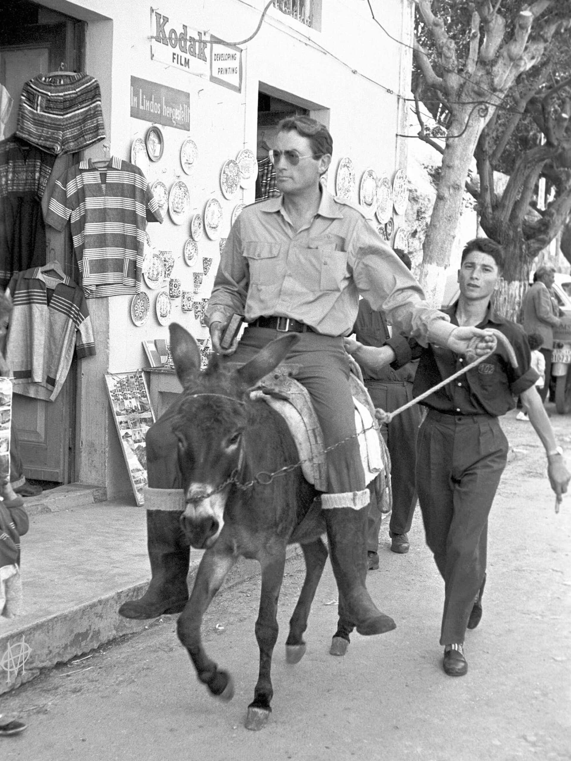 Ο Γκρέγκορι Πεκ στη Λίνδο της Ρόδου, σε μια ανάπαυλα από τα γυρίσματα της ταινίας «Τα κανόνια του Ναβαρόνε», 1960