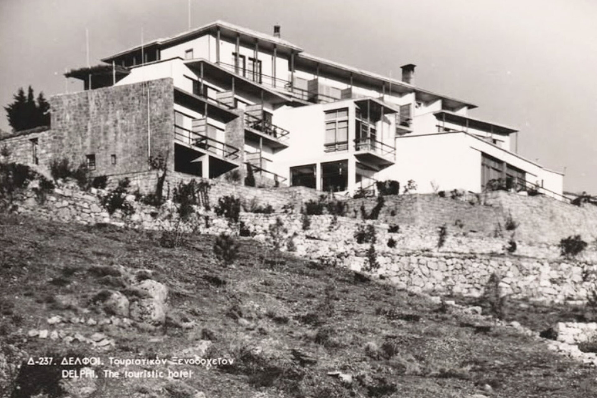 Ξενία Δελφών, 1956/Αρχιτέκτονας: Dimitris Pikionis - Συνεργαζόμενος Αρχιτέκτονας: Alexis N. Papageorgiou