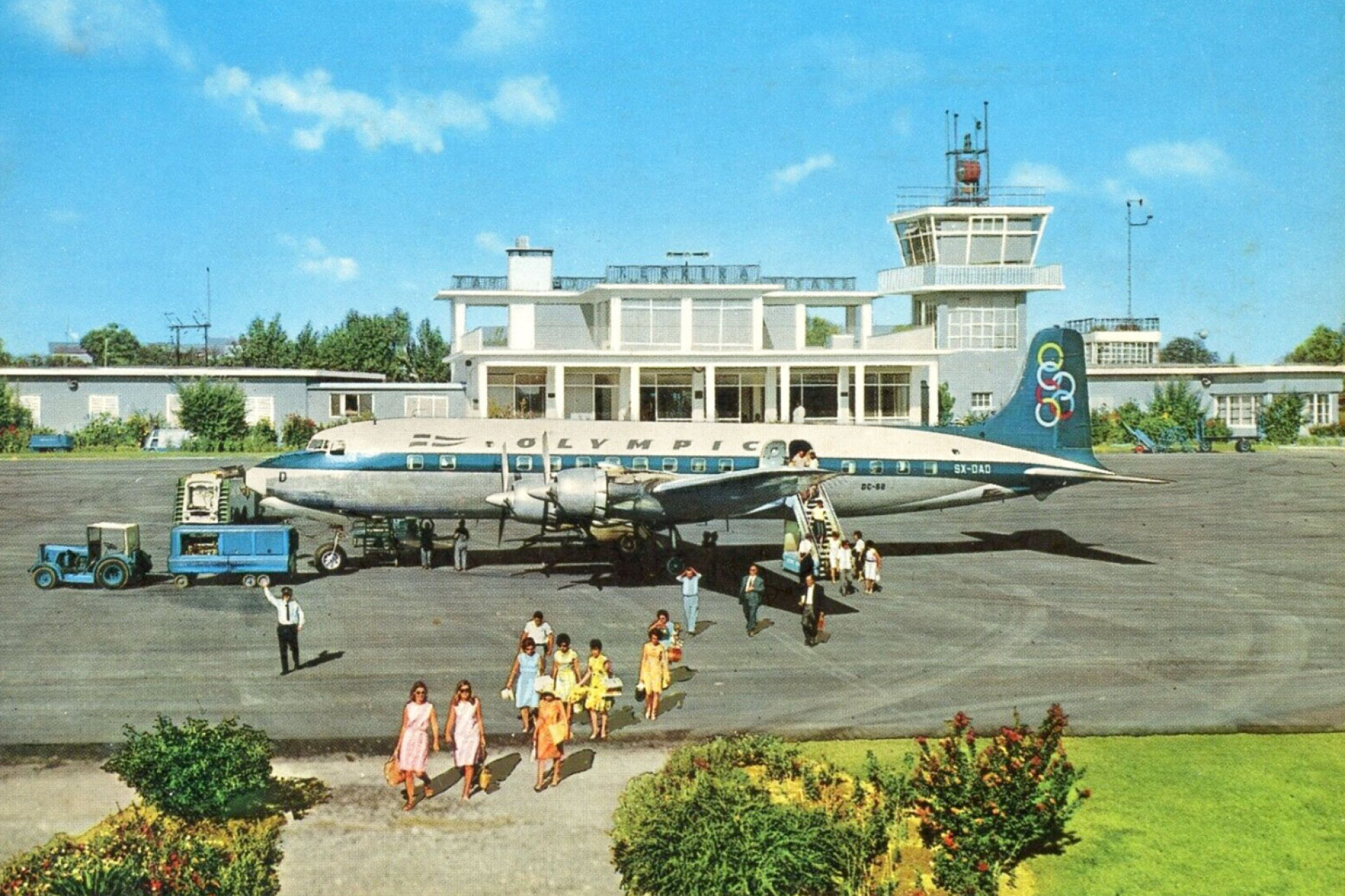 Αερολιμένας Κέρκυρας, 1969/Ένα αεροσκάφος DC-6 της Ολυμπιακής Αεροπορίας τη στιγμή της αποβίβασης επιβατών, λίγο μετά την προσγείωσή του