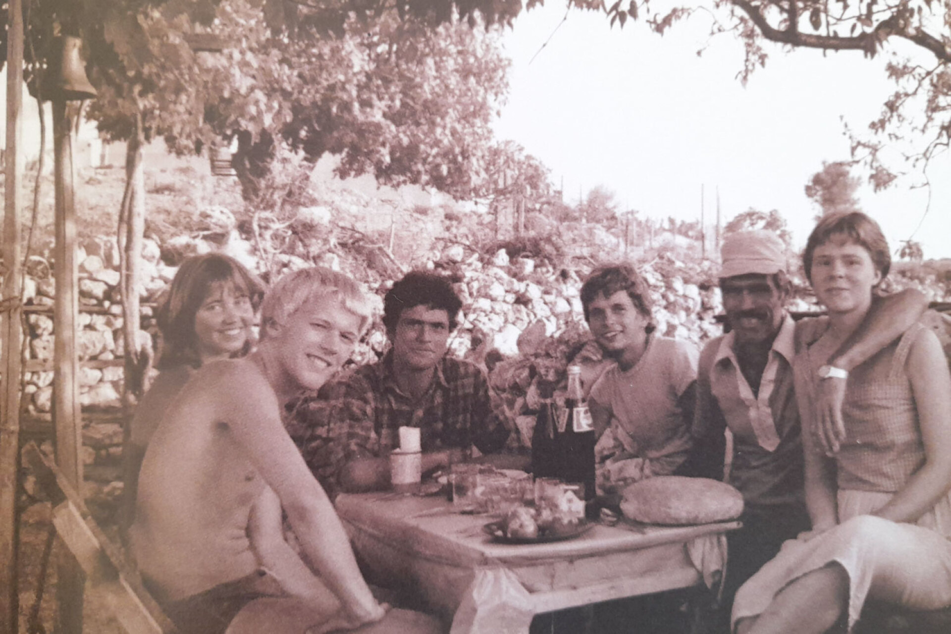 Τουρίστες στη Στενή Βάλα Αλοννήσου, 1978