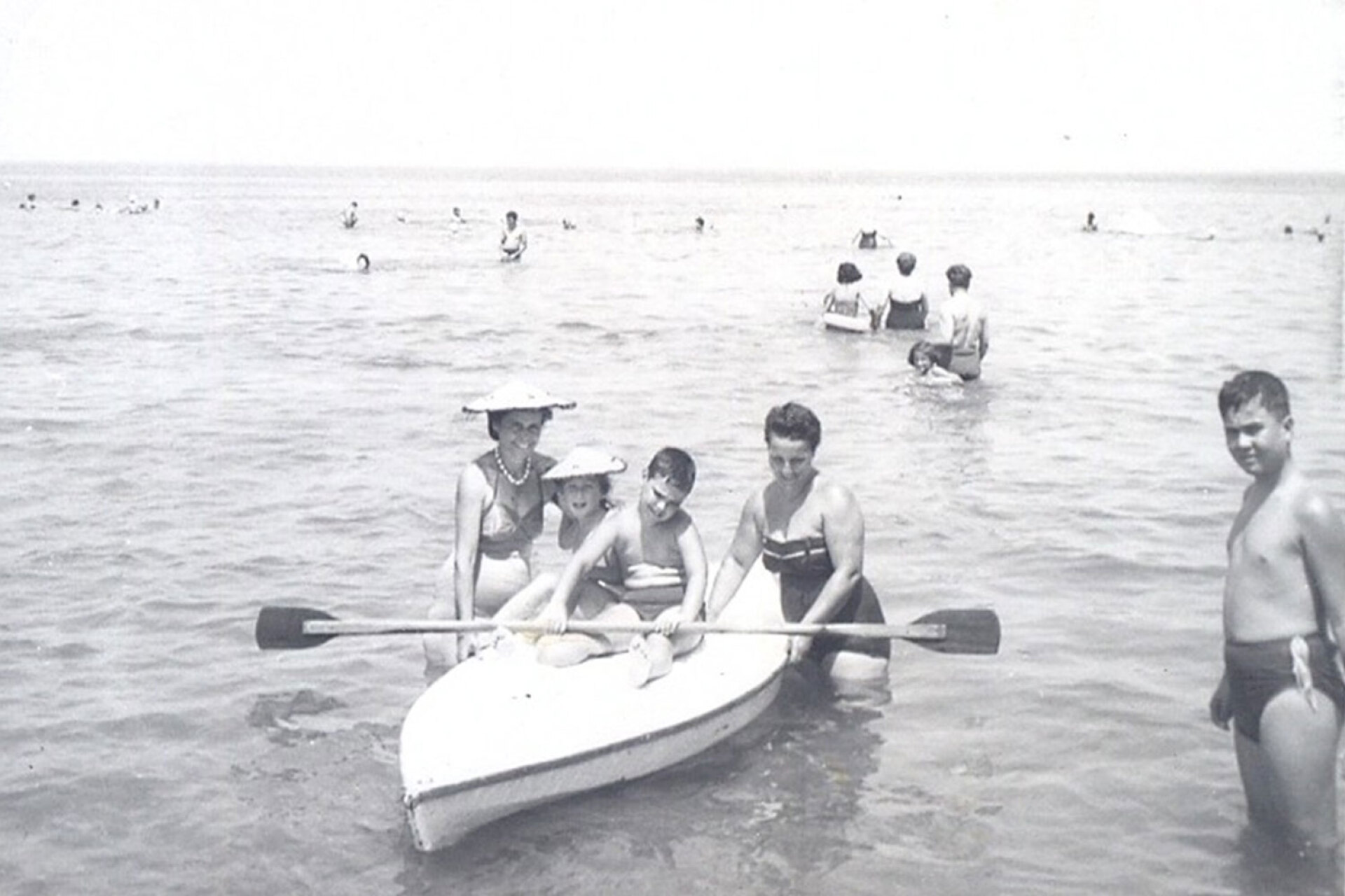 Κανό και κομψότητα στην παραλία, Θεσσαλονίκη, 1958
