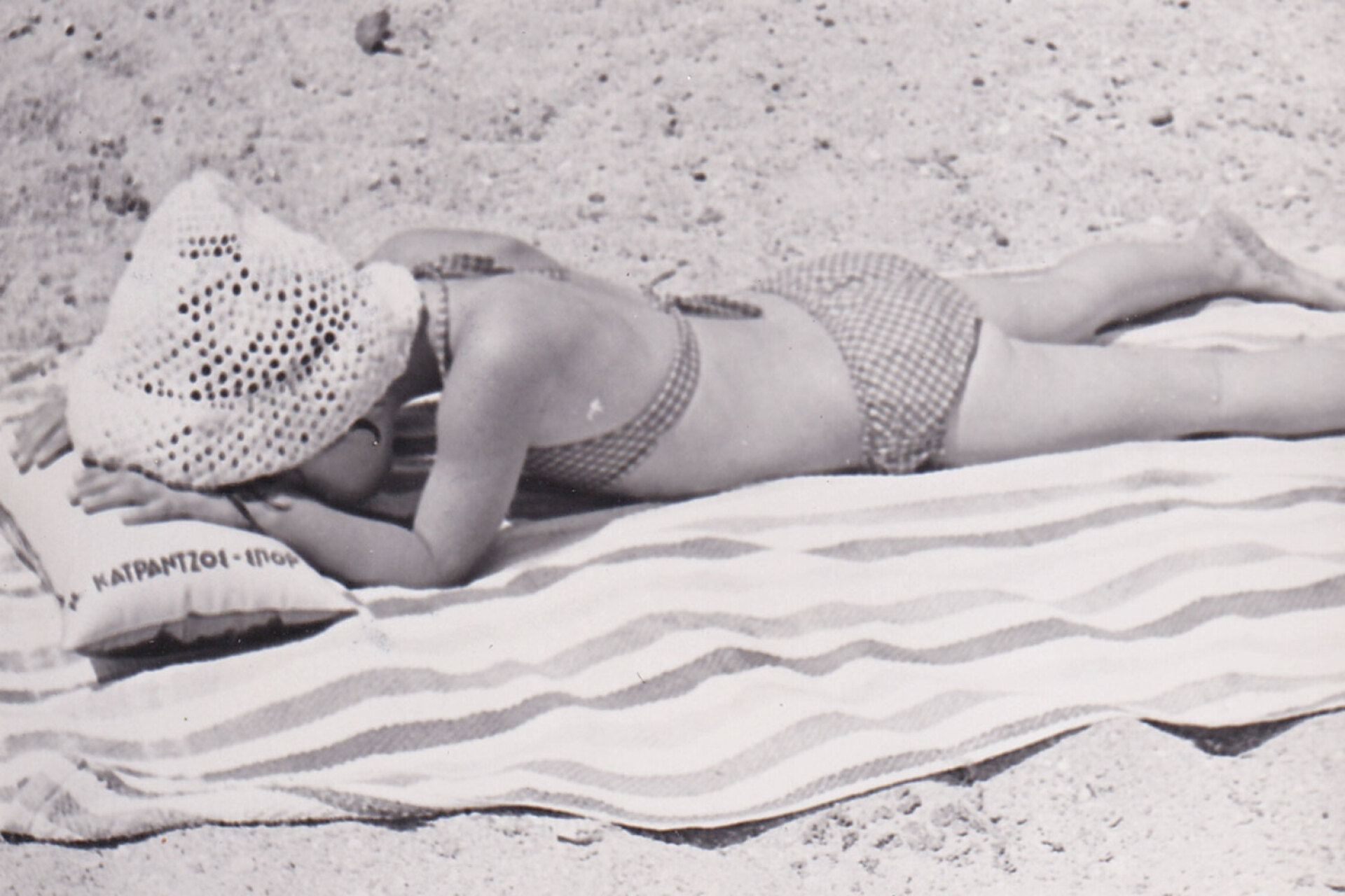 Νεαρή λουόμενη απολαμβάνει τον ήλιο με τη βοήθεια ενός φουσκωτού μαξιλαριού από την Κατράντζος Σπορ, 1966