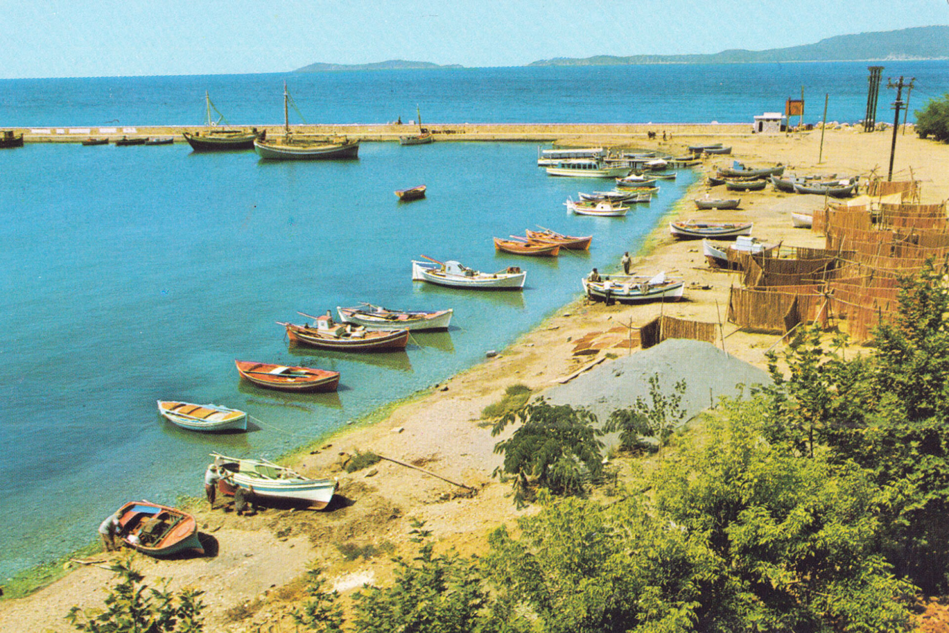 Ψαρόβαρκες στο λιμανάκι Λουτράκι στη Γλώσσα Σκοπέλου