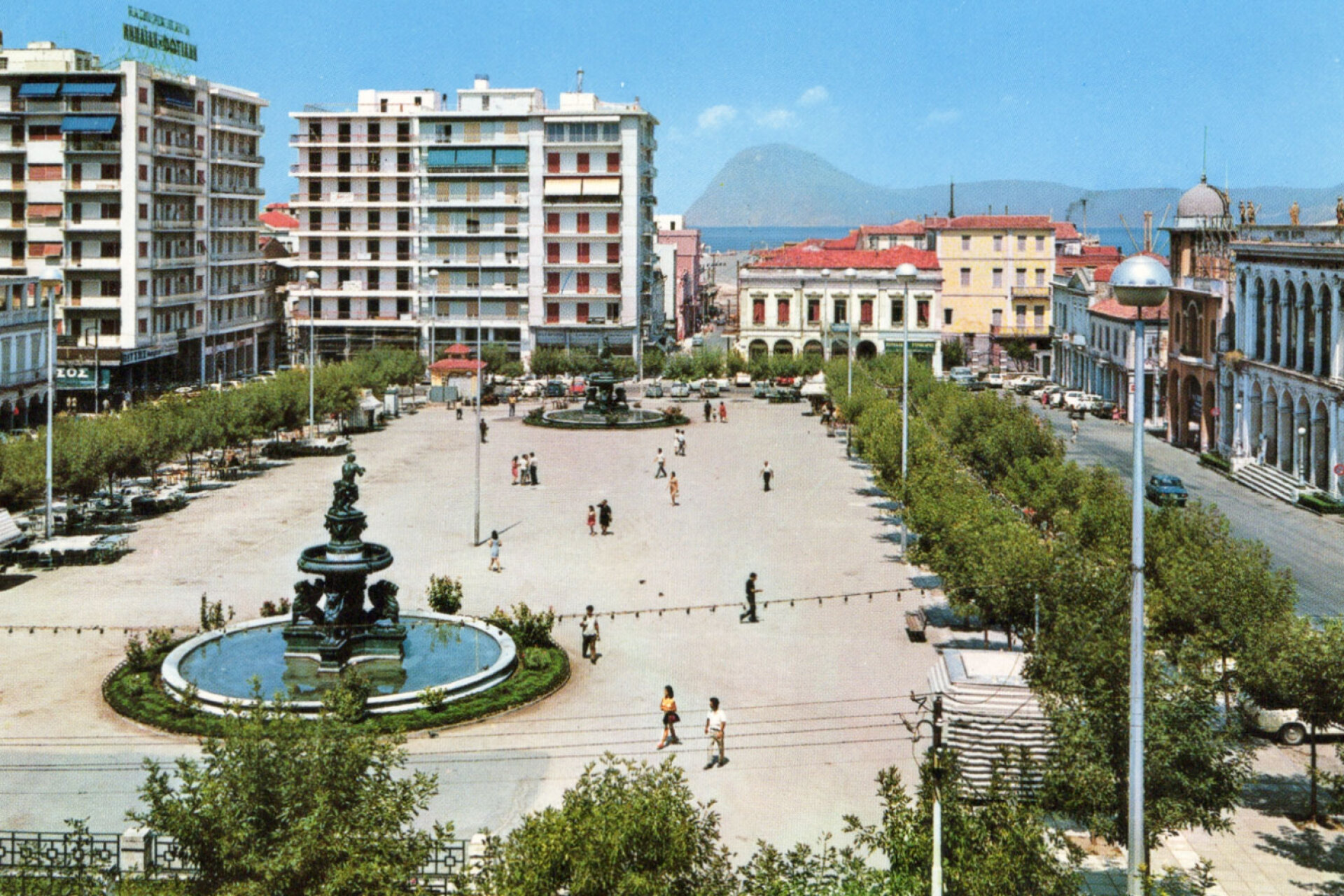 Πλατεία Γεωργίου Α΄, Πάτρα. Το 1875 τοποθετήθηκαν τα δύο εμβληματικά σιντριβάνια με τους λέοντες που υπάρχουν μέχρι τις μέρες μας