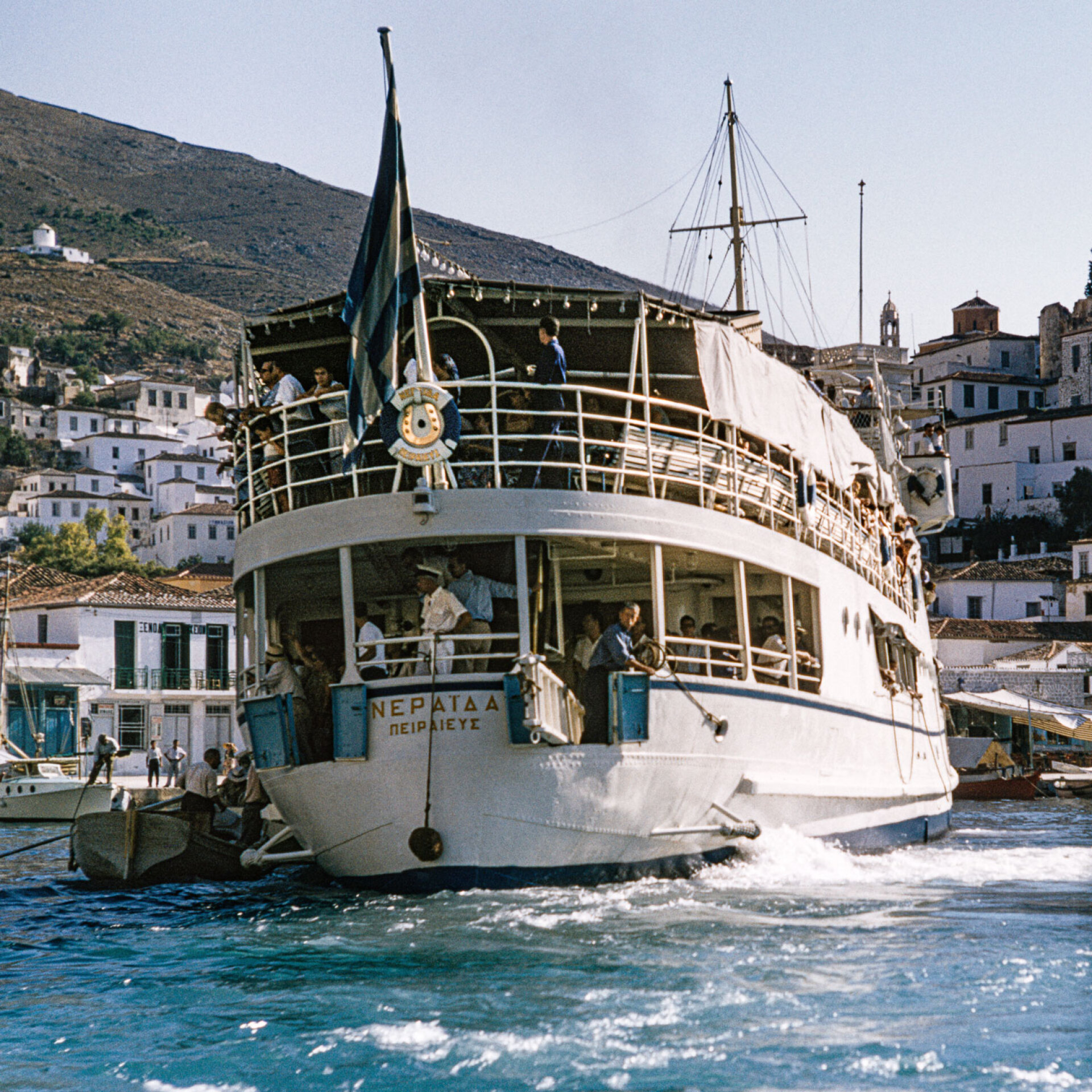 Μανούβρες του περίφημου πλοίου «Νεράιδα» στο λιμάνι της Ύδρας. Στο εσωτερικό του πλοίου το 1957 γυρίστηκαν σκηνές από την ταινία «Το παιδί και το δελφίνι», με τη Σοφία Λόρεν