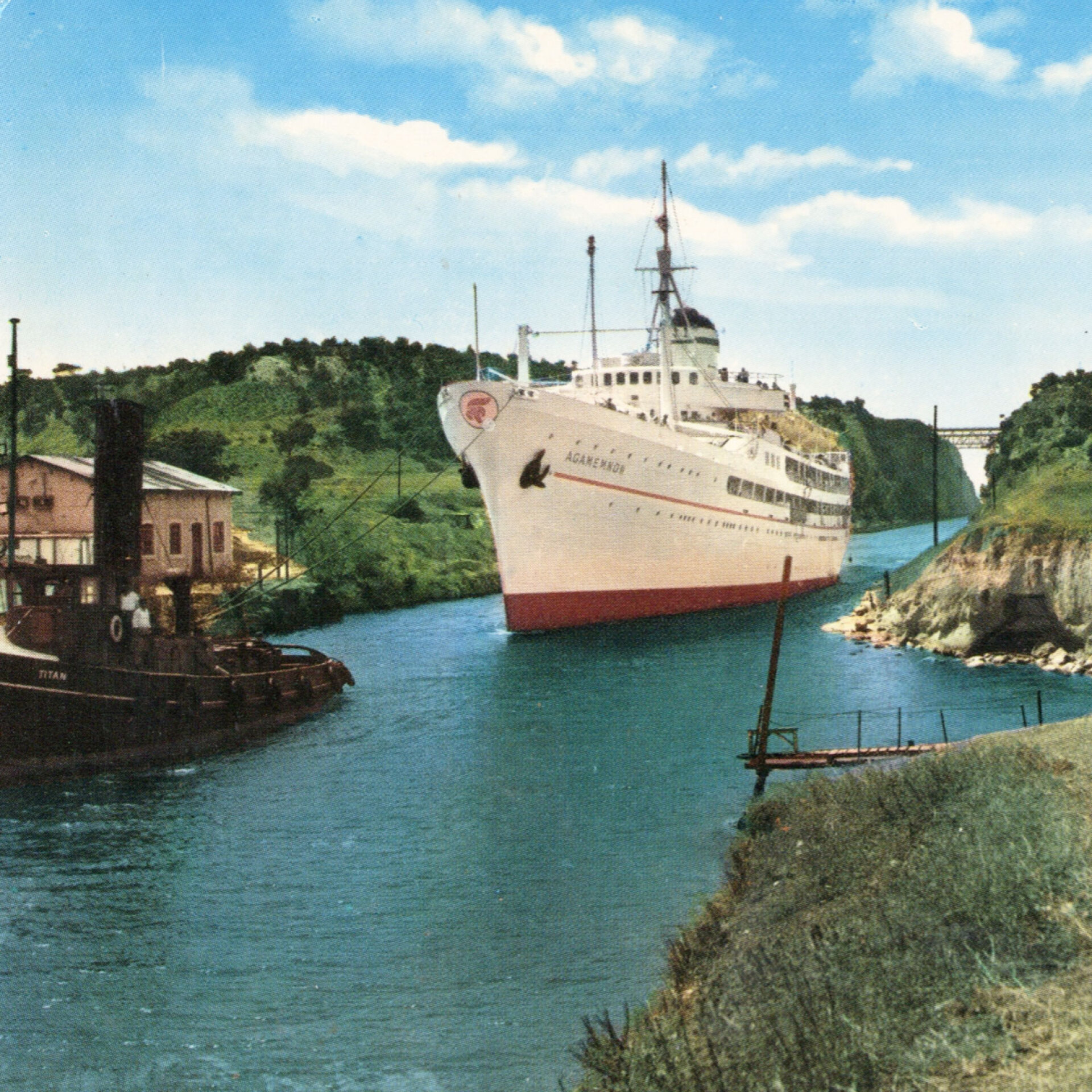 Το επιβατηγό Αγαμέμνων εξέρχεται της Διώρυγας της Κορίνθου