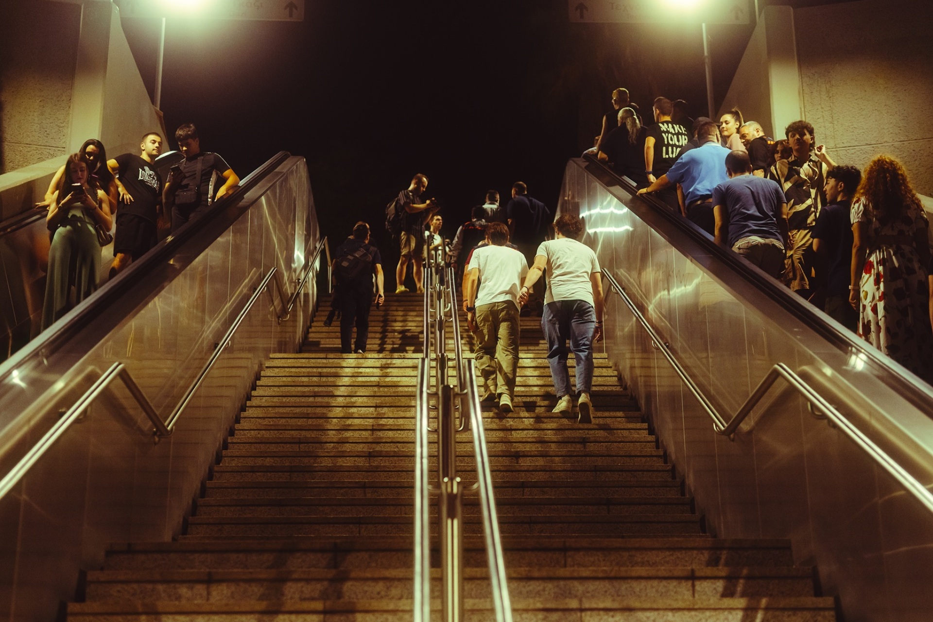 Η νεολαία της πόλης εκμεταλλεύτηκε τη δοκιμαστική ολονύκτια λειτουργία του Μετρό 