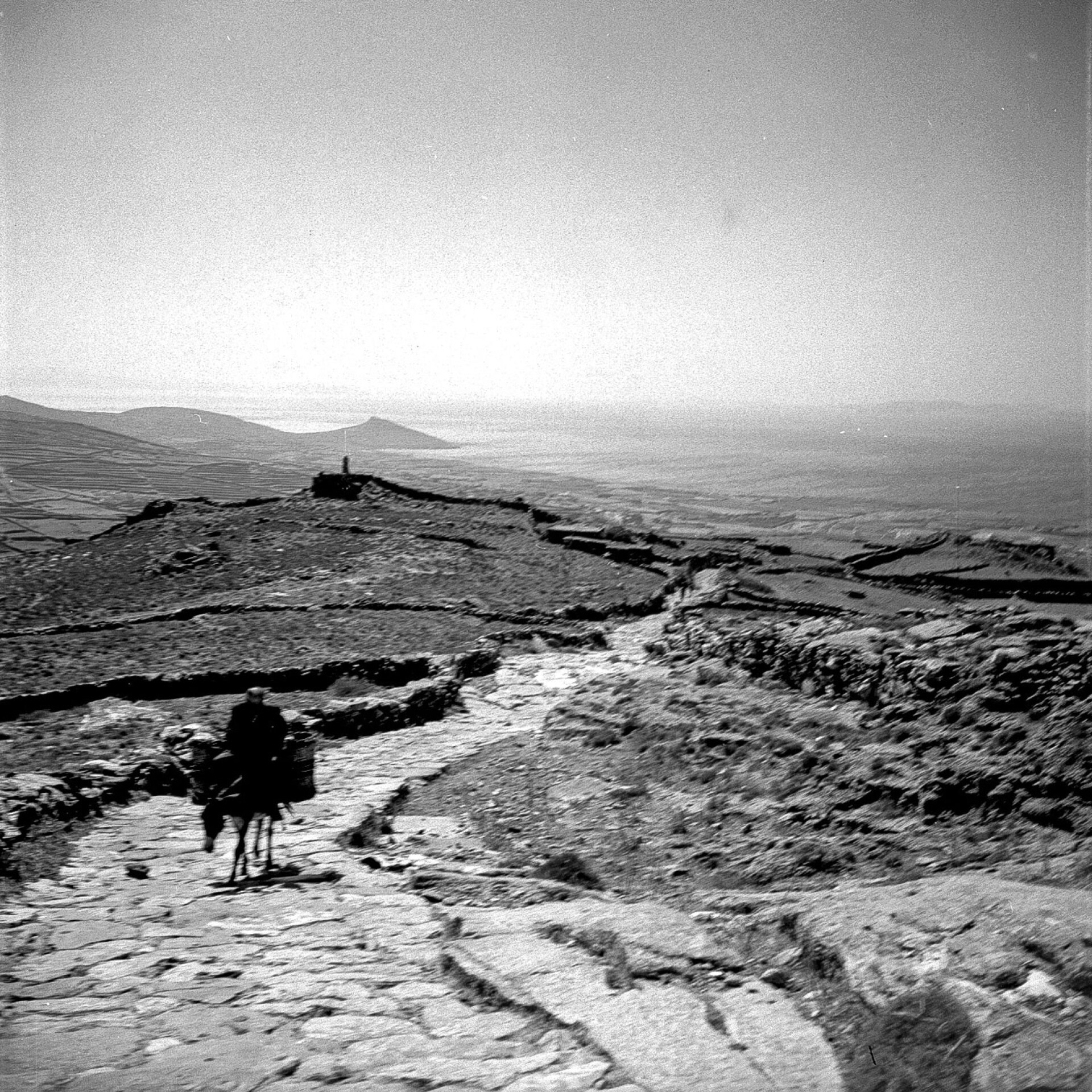 Τήνος, δεκαετία 1950. Μονοπάτι που οδηγεί στα χωριά