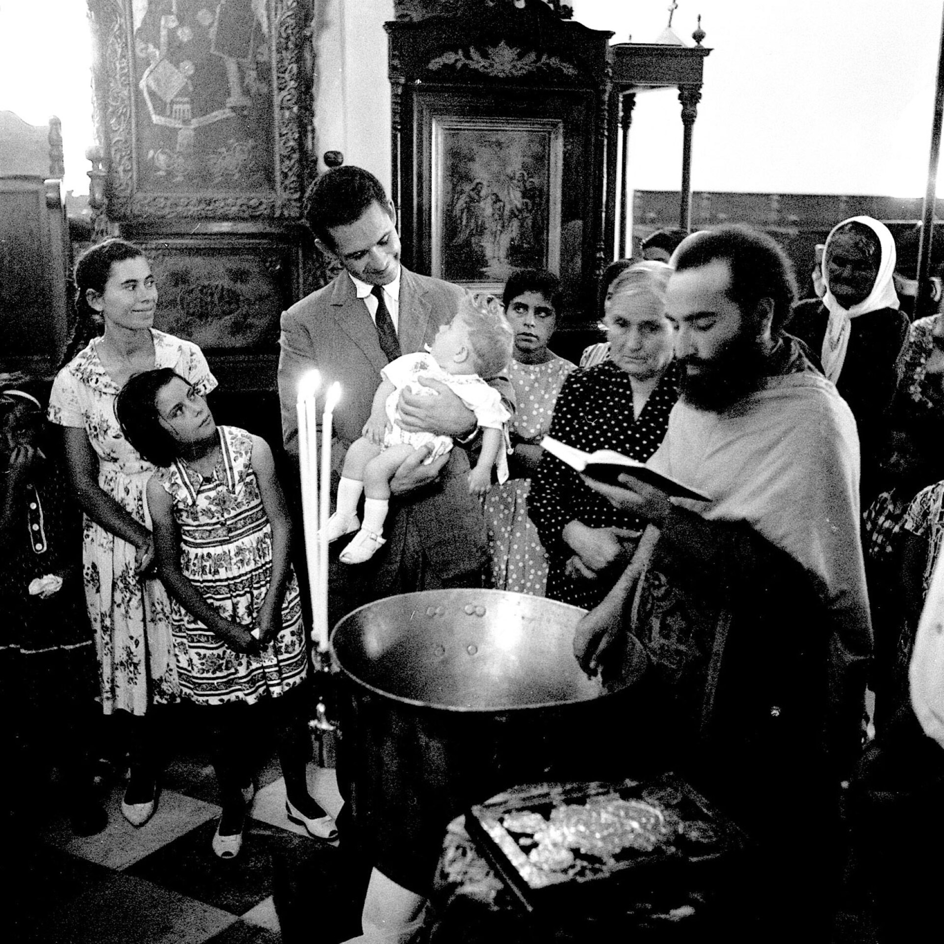 Νημποριό, Σαντορίνη, δεκαετία 1950. Ο Πέτρος Νομικός βαφτίζει τον Ευάγγελο Δρόσο