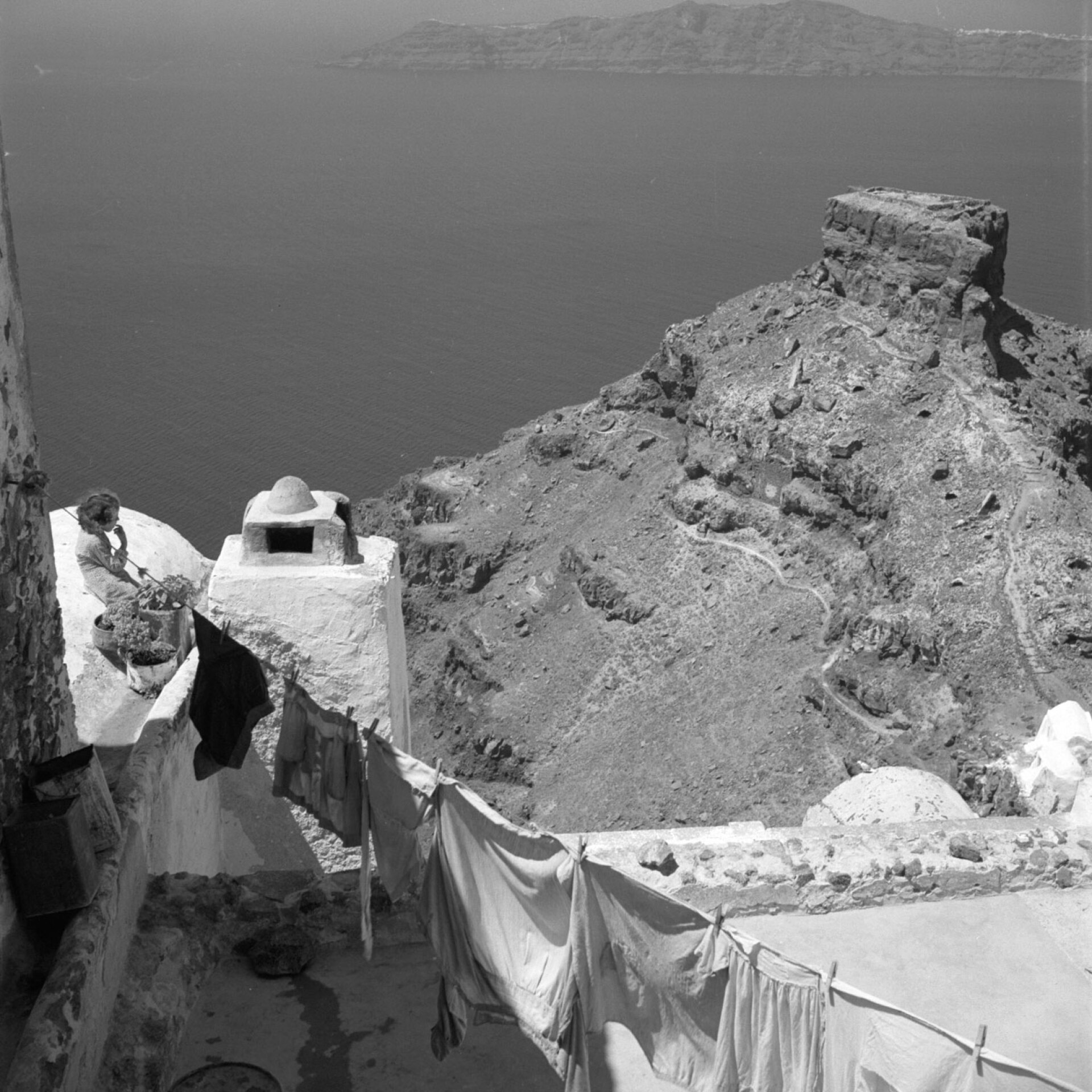 Σαντορίνη 1954. Ο βράχος μπροστά λέγεται Σκάρος. Εκεί υπήρχε όλος ο μεσαιωνικός οικισμός, που χάθηκε στο σεισμό του 1956