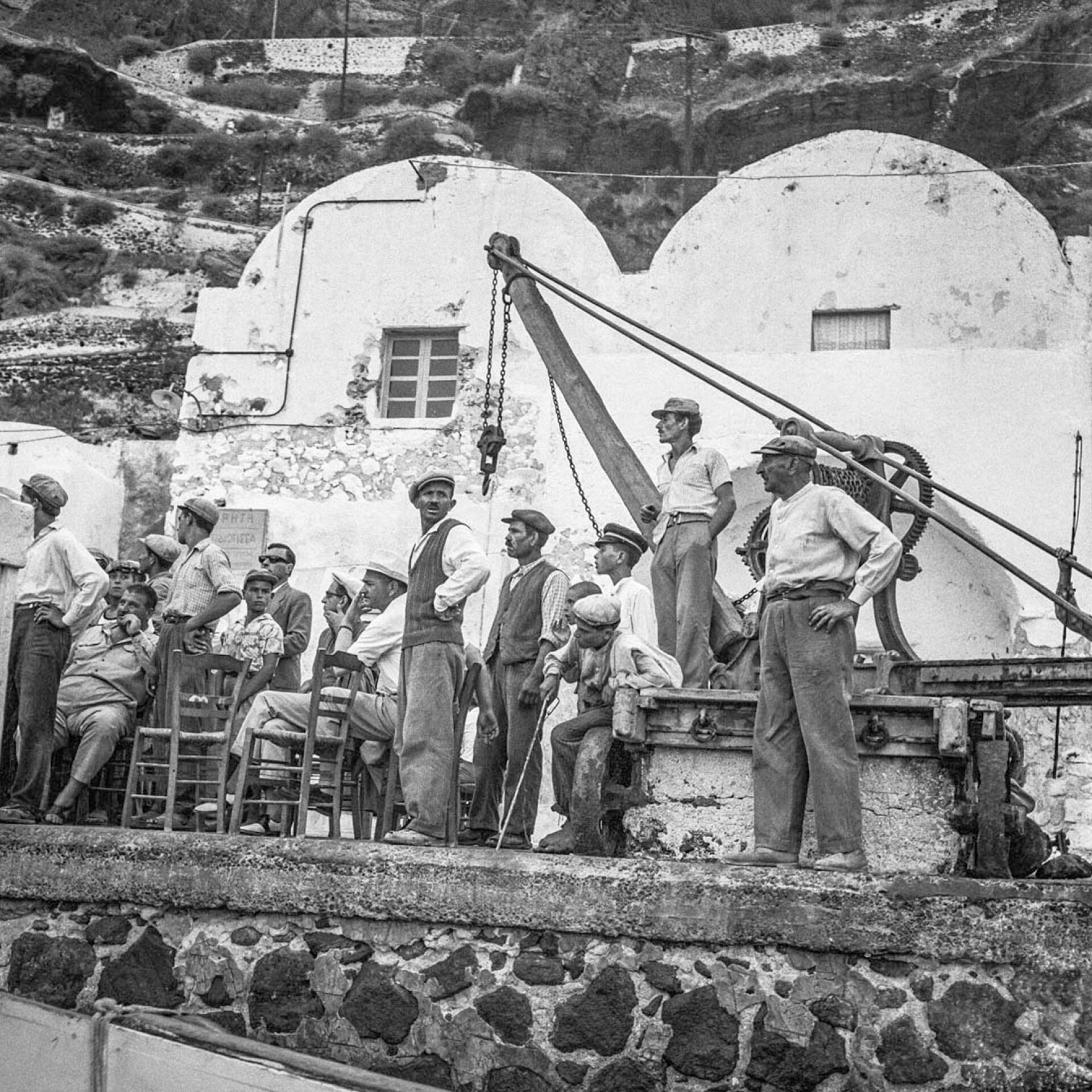 Σαντορίνη, δεκαετία 1950, εργάτες στο λιμάνι στα Φηρά - Γιαλός, περιμένοντας την άφιξη του πλοίου
