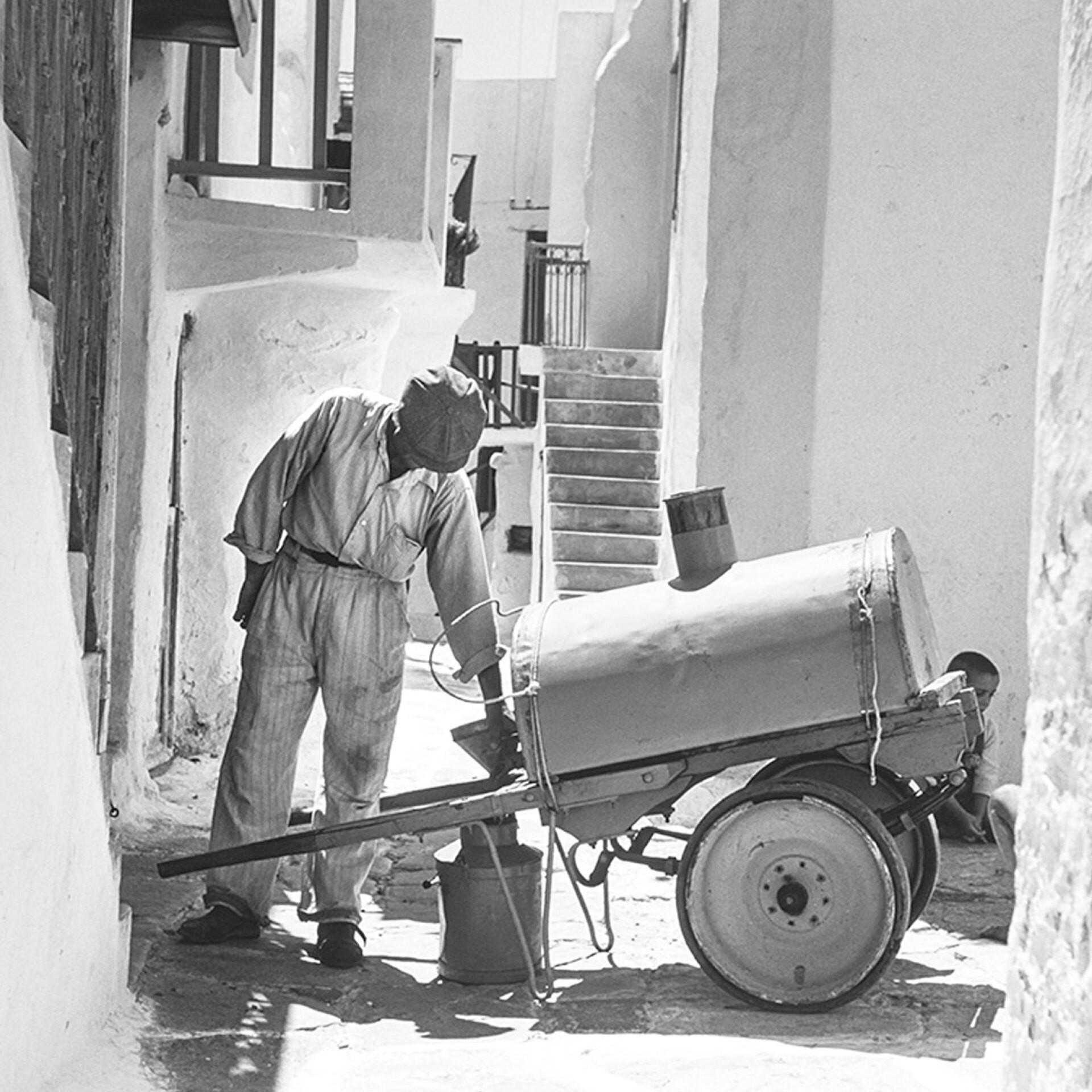 Μύκονος 1957. Νερουλάς πουλάει νερό στα σπίτια