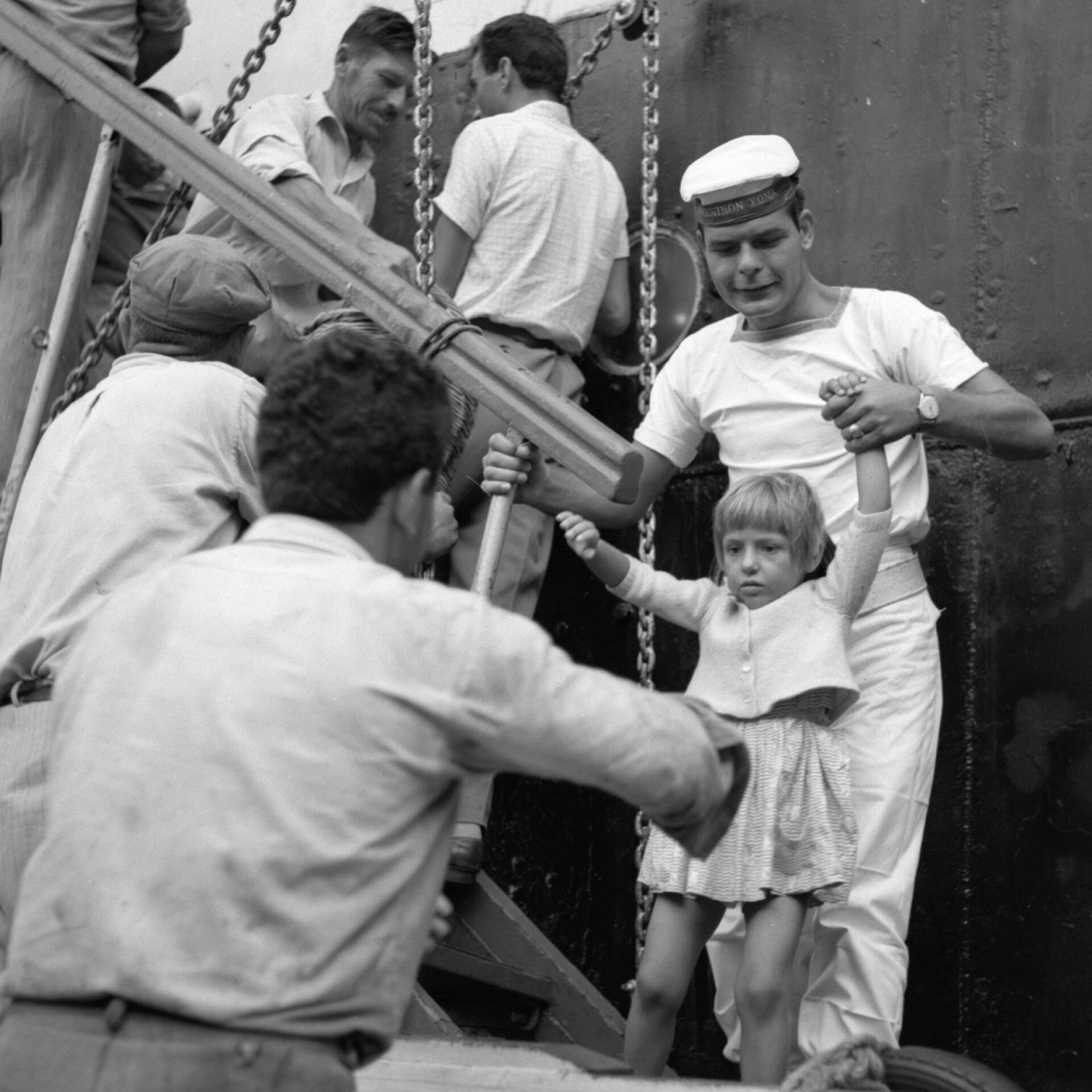 Από το πλοίο στη βάρκα, δεκαετία 1950. Άγνωστο μέρος