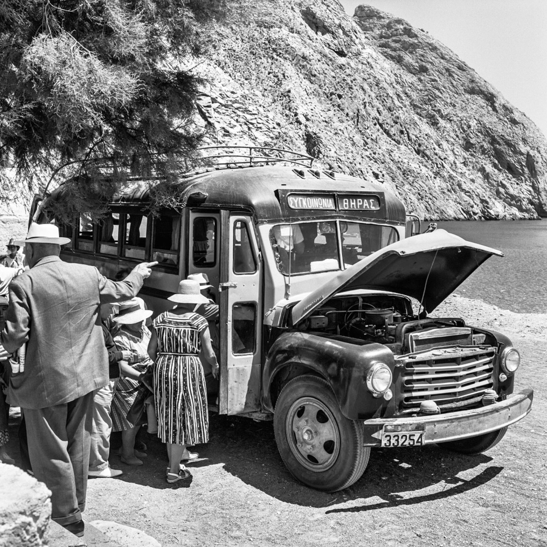 Σαντορίνη. Το πρώτο λεωφορείο του νησιού επιβιβάζει επιβάτες στην Περίσσα για τα Φηρά