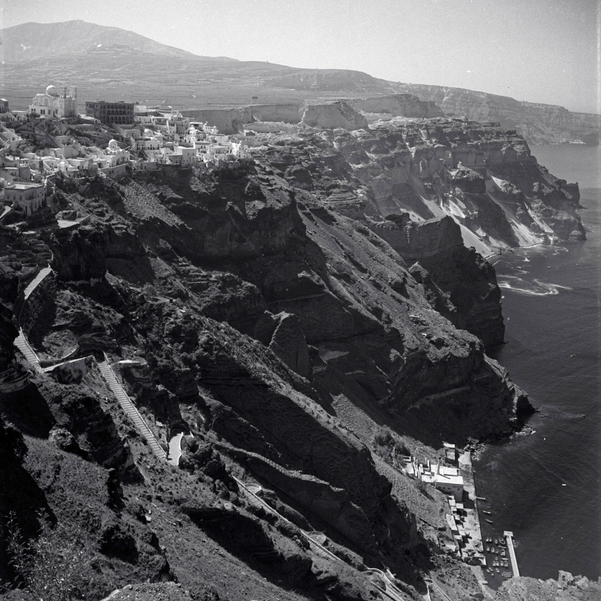 Σαντορίνη, πρωί στα Φηρά, πριν το σεισμό του 1956. Το Ξενοδοχείο «Ατλαντίς» χτίζεται