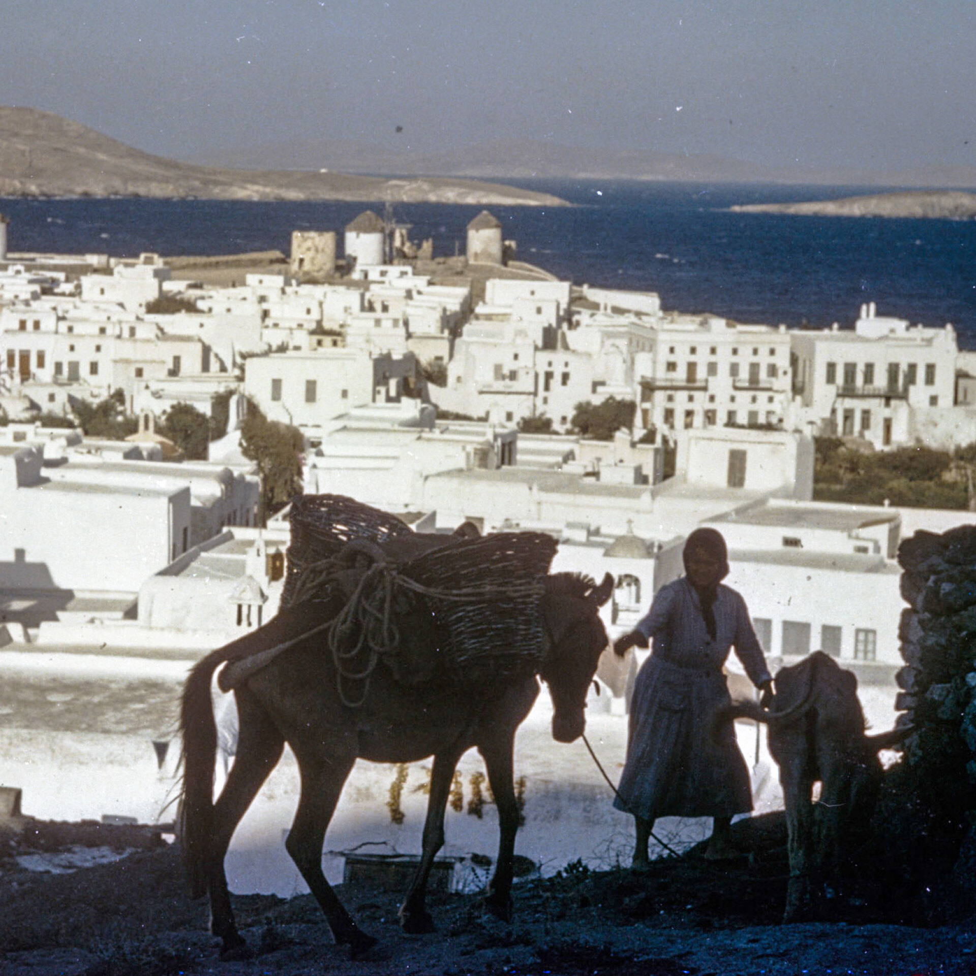 Γυναίκα που πάει στην αγορά, Μύκονος 1957