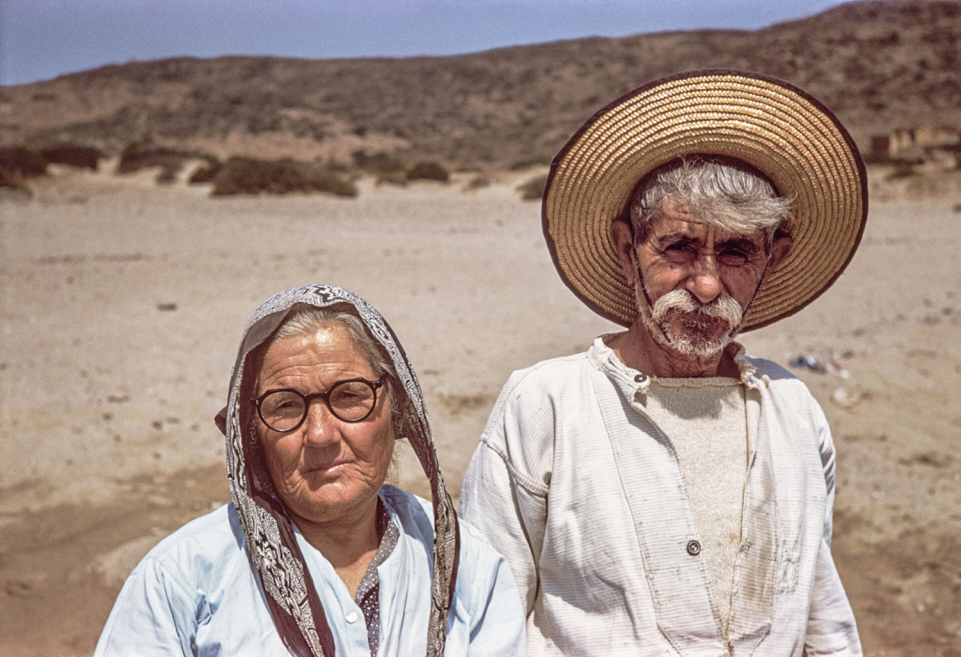 Ίος, αρχές δεκαετίας 1960. Ο βοσκός Νικόλας και η σύζυγός του στο Μαγγανάρι