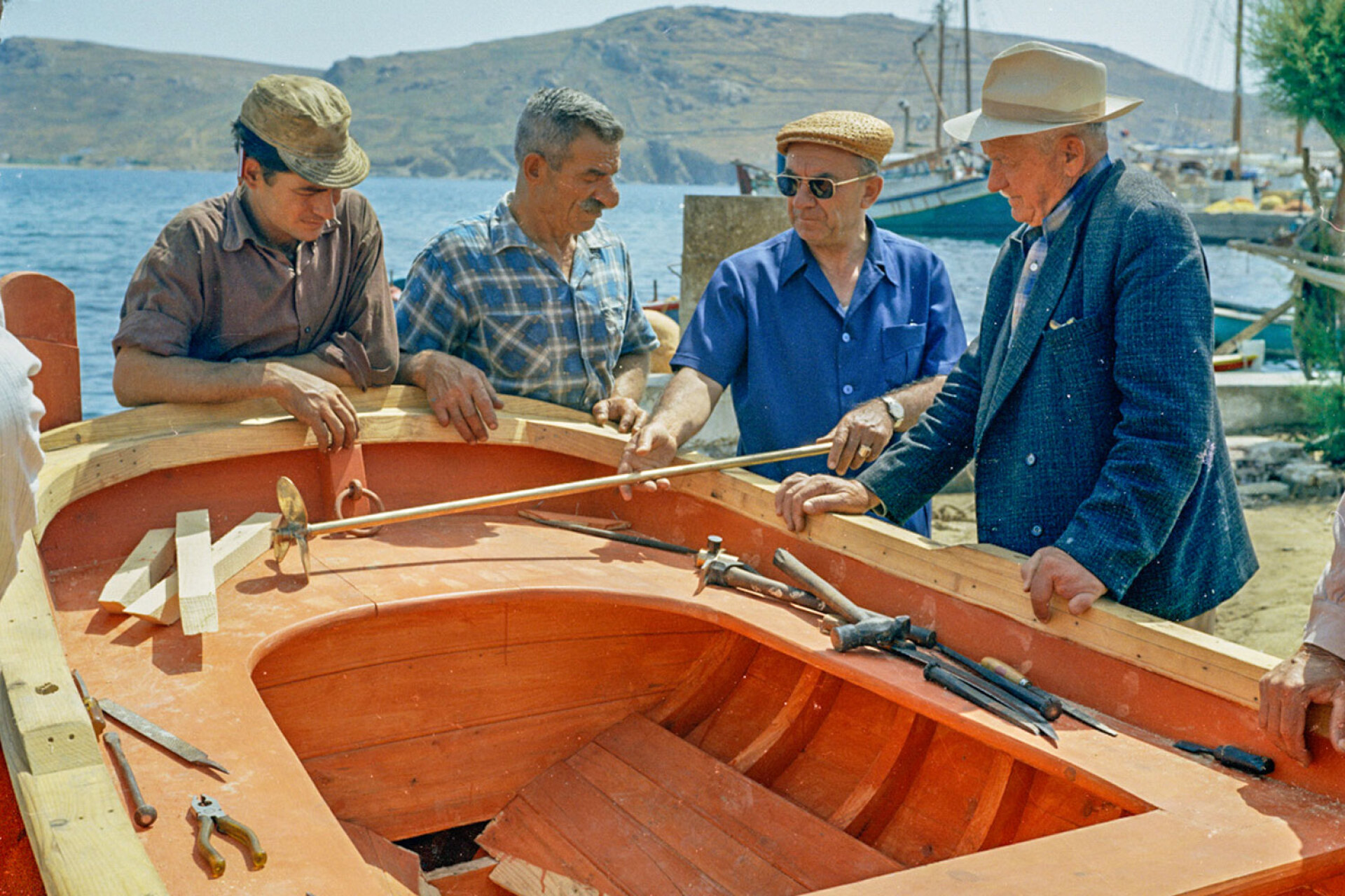 Σέριφος 1971. Συζητώντας την εγκατάσταση προπέλας στο νέο σκαρί