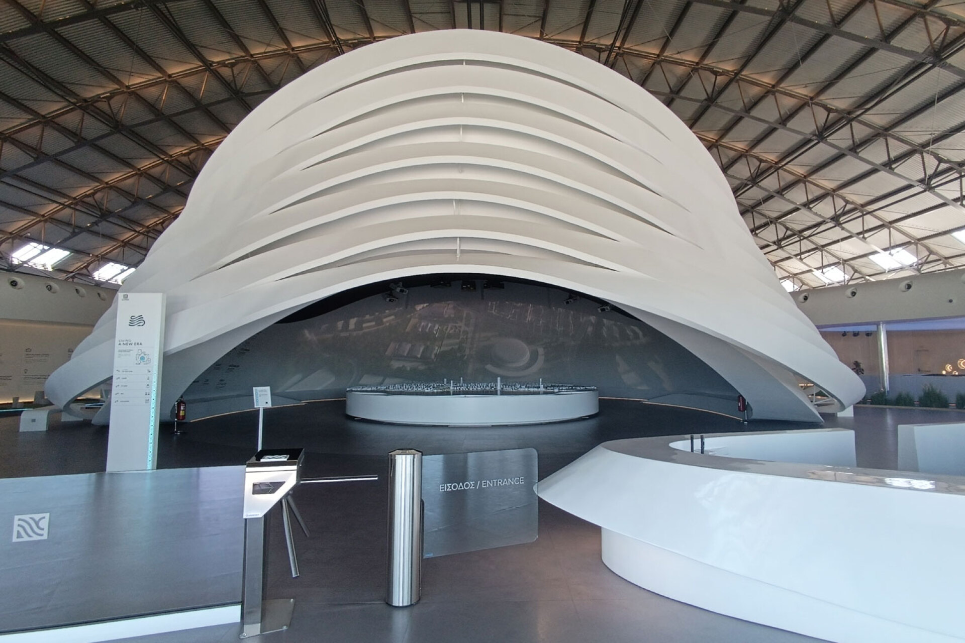 Είσοδος στο Experience Center | Στο βάθος η μακέτα ανάπλασης του έργου
