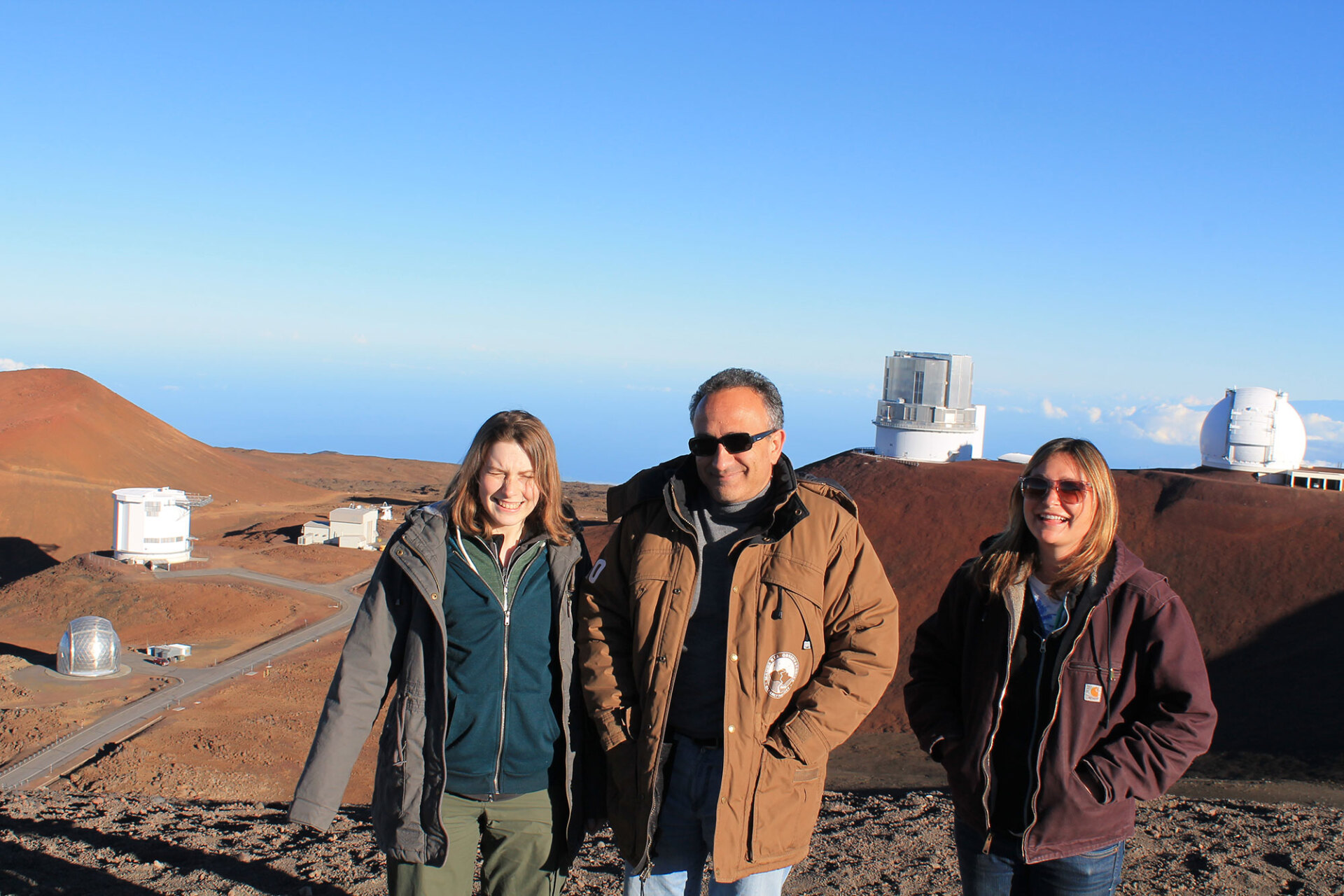 Στο τέλος άλλης μίας βάρδιας στα Αστεροσκοπεία του Mauna Kea. Ο Παντελής Παπαδόπουλος μαζί με το υπόλοιπο πλήρωμα του ραδιοτηλεσκοπίου James Clerk Maxwell. Ακολουθεί κατάβαση στην βάση στα 3.000 μέτρα στο Hale Pohaku  για φαγητό, ύπνο, ξεκούραση, πριν την επόμενη βραδιά στα 4.100 μέτρα στο JCMT.