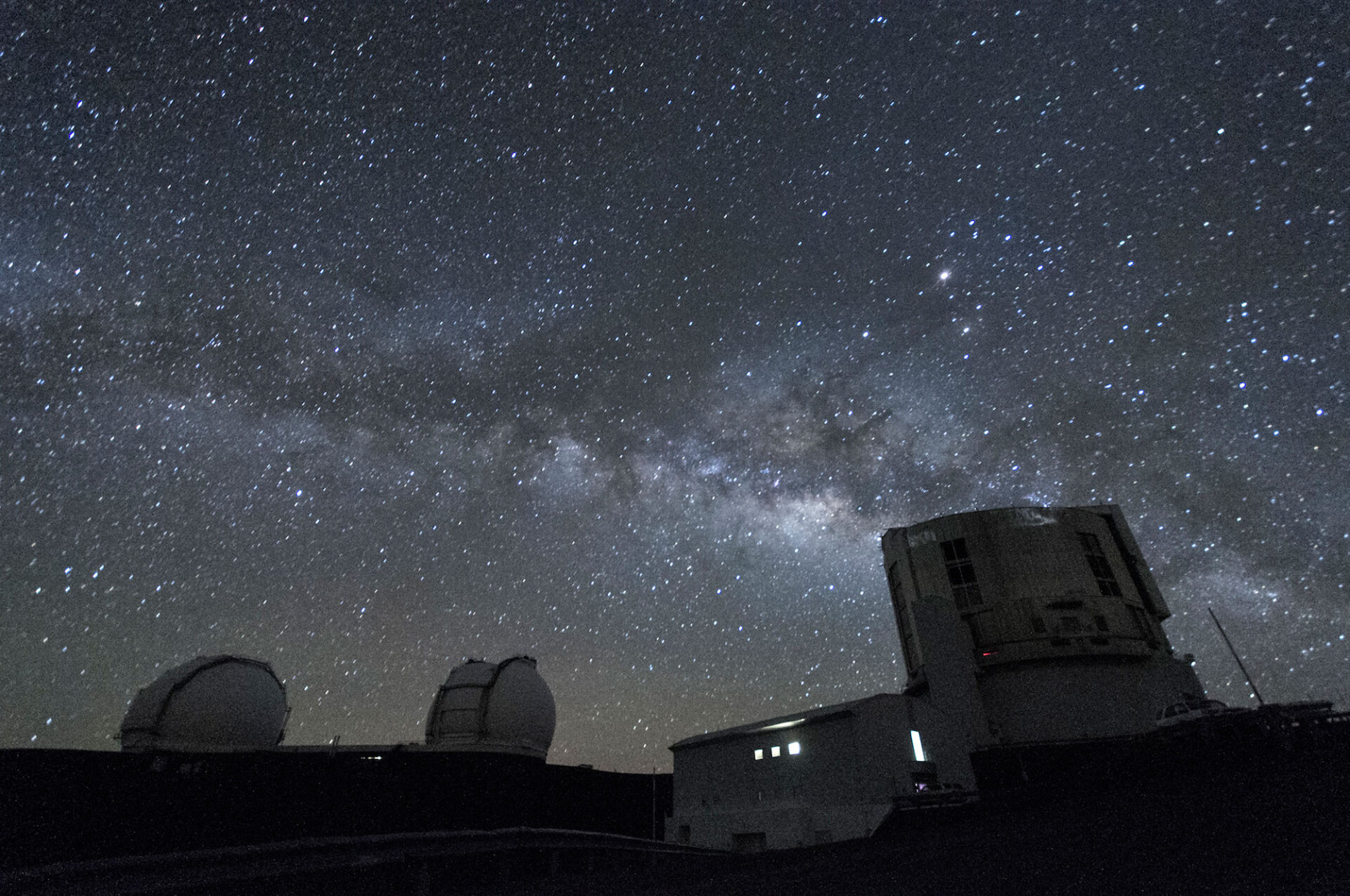 Οι γιγάντιοι θόλοι τών δύο 10μετρων τηλεσκοπίων Keck και του SUBARU, με το control room κτίριο του διαγράφονται σαν σκιές στον βαθύ έναστρο ουρανό του Mauna Kea στα 4.100 μέτρα υψόμετρο σε άλλη μία νύχτα αστρονομικών παρατηρήσεων στα οπτικά και υπέρυθρα μήκη κύματος.