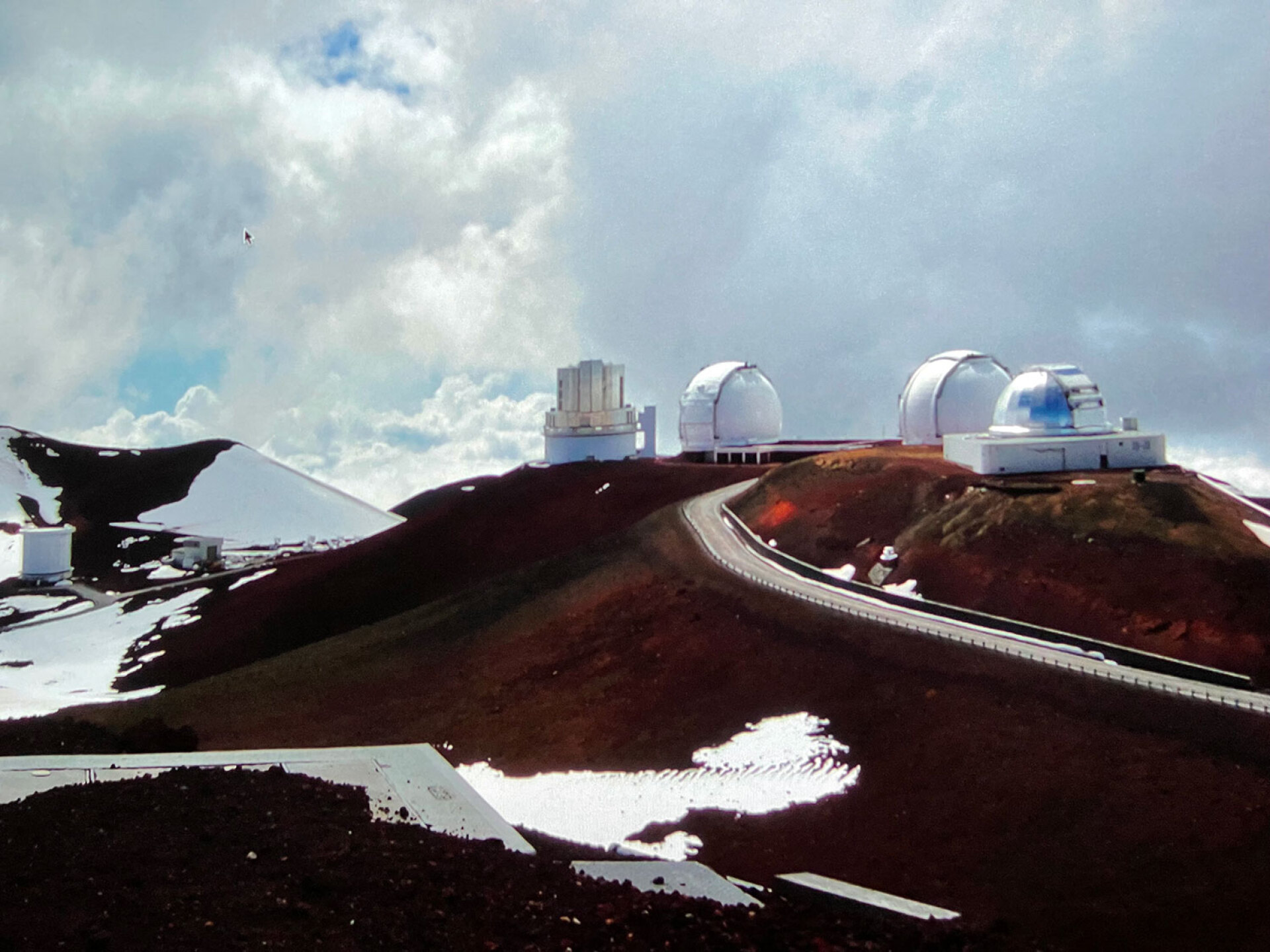 Αστρονομικές εγκαταστάσεις στα 4.100-4.200 μέτρα υψόμετρο στο Mauna Kea μετά τα υπολείματα άλλης μίας χιονοθύελλας. Διακρίνονται στο βάθος το τηλεσκόπιο SUBARU της Ιαπωνίας, τα δίδυμα Keck Telescopes, και το IRTF της NASA στα δεξιά