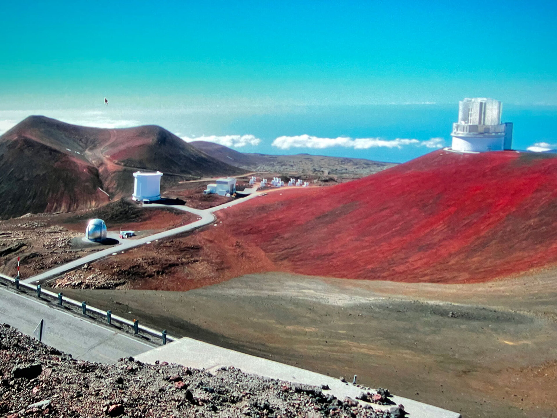 Μια άλλη προοπτική των αστεροσκοπίων στο Mauna kea, Χαβάη, με το Caltech Submillimeter Observatory (CSO), ο ασημένιος θόλος στο βάθος κάτω, με το JCMT δίπλα, και τα πολλαπλά ραδιοτηλεσκόπια που δουλεύουν σαν ένα της SMA (Harvard + Taiwan).