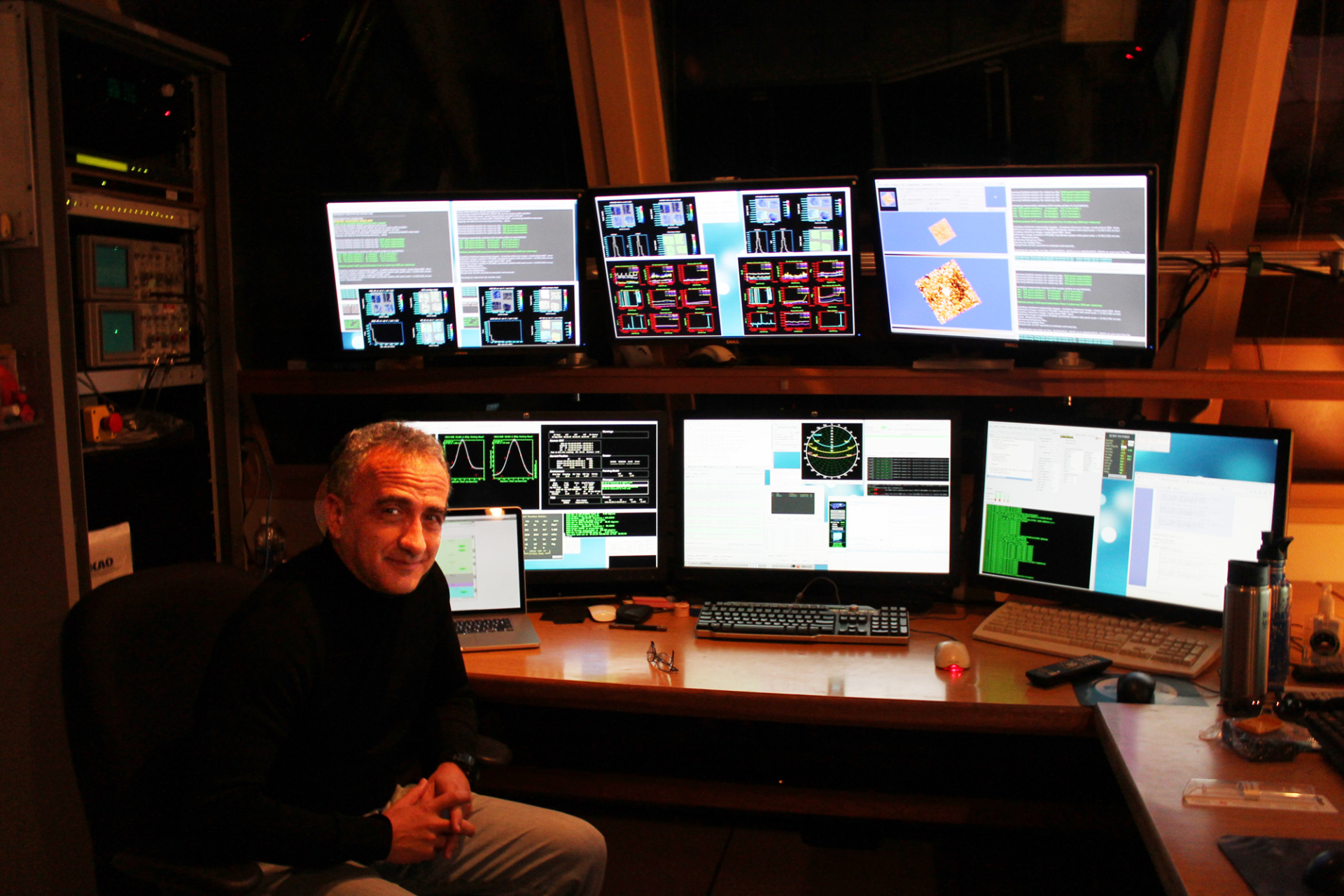 Ο Παντελής Παπαδόπουλος στο κέντρο ελέγχου του 15-μετρου ραδιοτηλεσκόπιου James Clerk Maxwell με τα διάφορα τερματικά γύρω του με τα οποία στέλνονται εντολές στο ραδιοτηλεσκόπιο και με τα οποία ελέγχεται η λειτουργία όλων τών συστημάτων του (4.100 μέτρα υψόμετρο, Maunakea Observatories)
