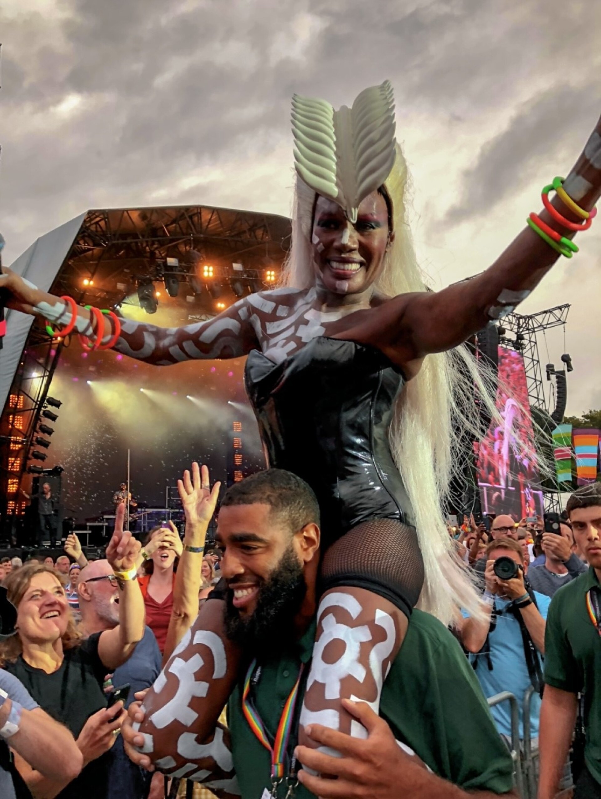 Γκρέις Τζόουνς: Ένα τοτέμ της μόδας και της μουσικής έρχεται στην Ελλάδα