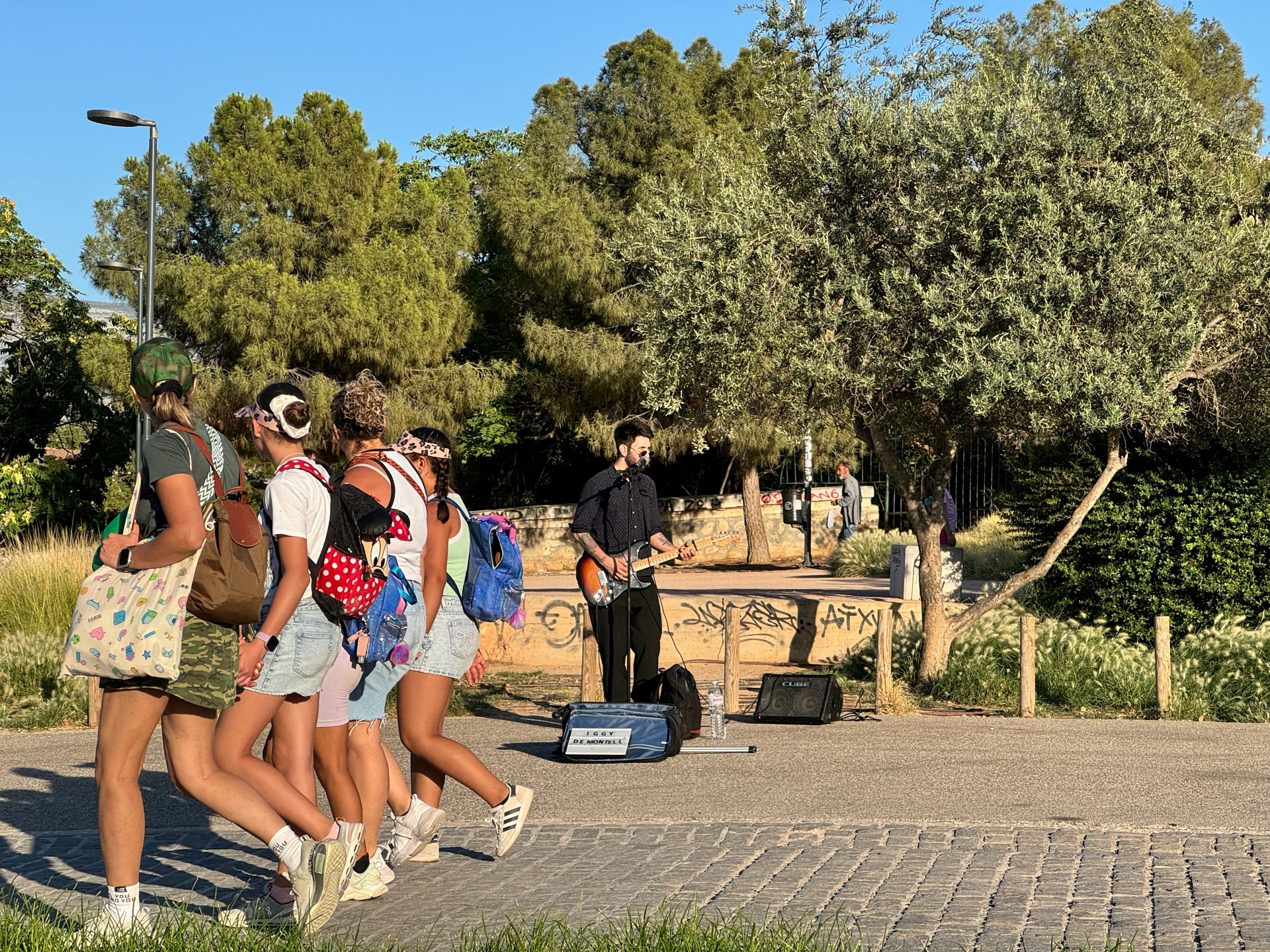 Οι μουσικοί του δρόμου που φτιάχνουν το soundtrack της Αθήνας