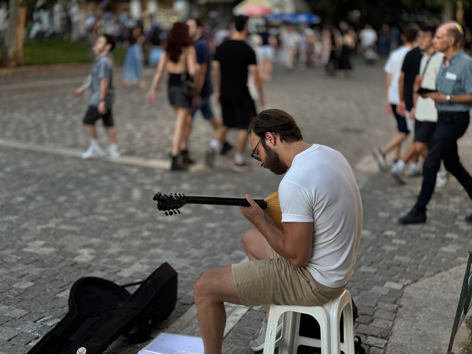 Οι μουσικοί του δρόμου που φτιάχνουν το soundtrack της Αθήνας