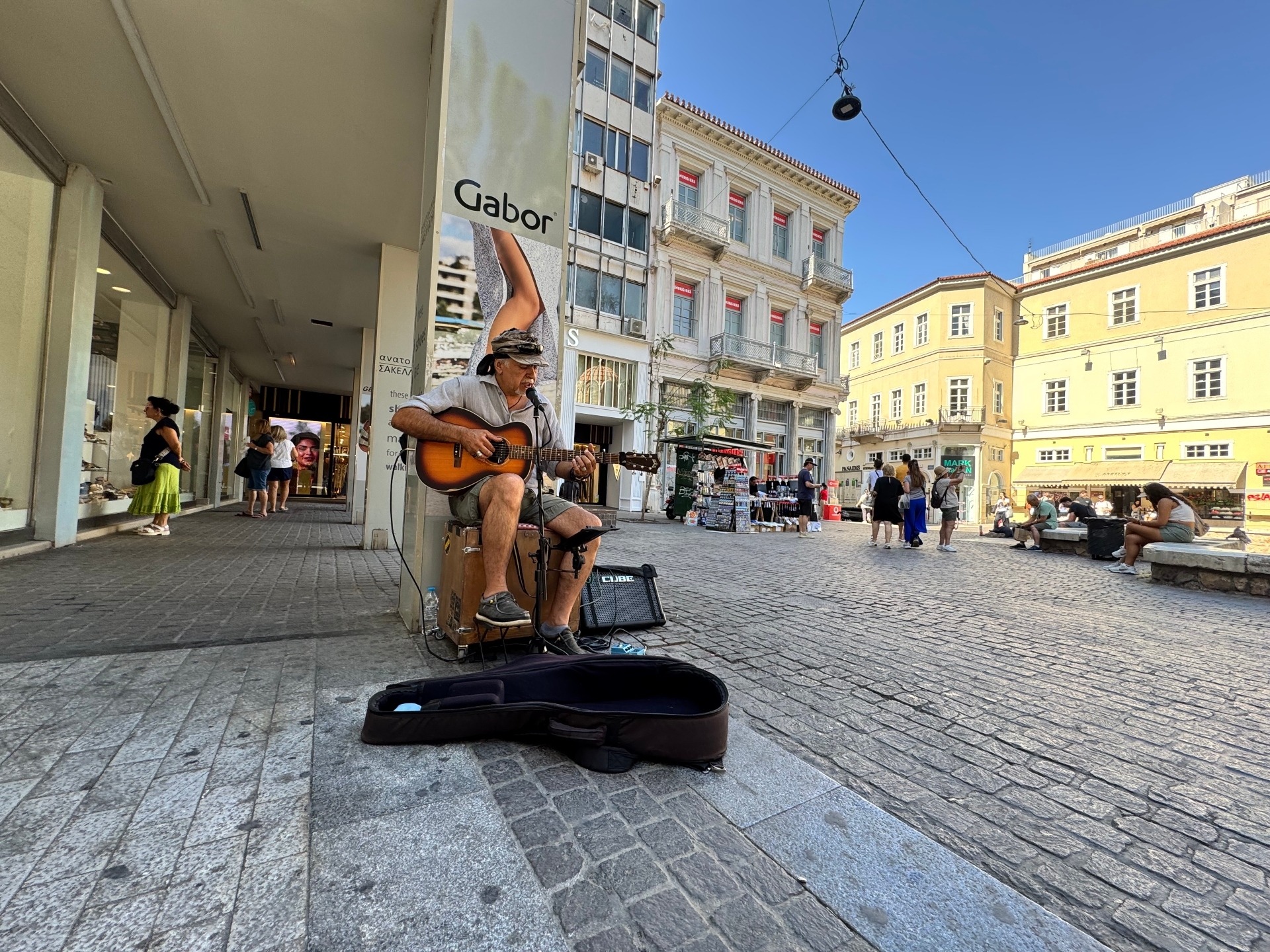 Οι μουσικοί του δρόμου που φτιάχνουν το soundtrack της Αθήνας