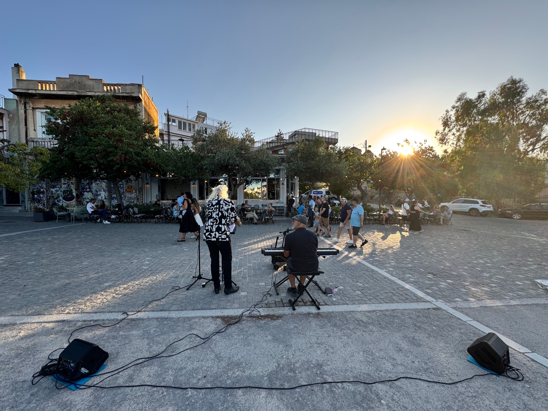 Οι μουσικοί του δρόμου που φτιάχνουν το soundtrack της Αθήνας