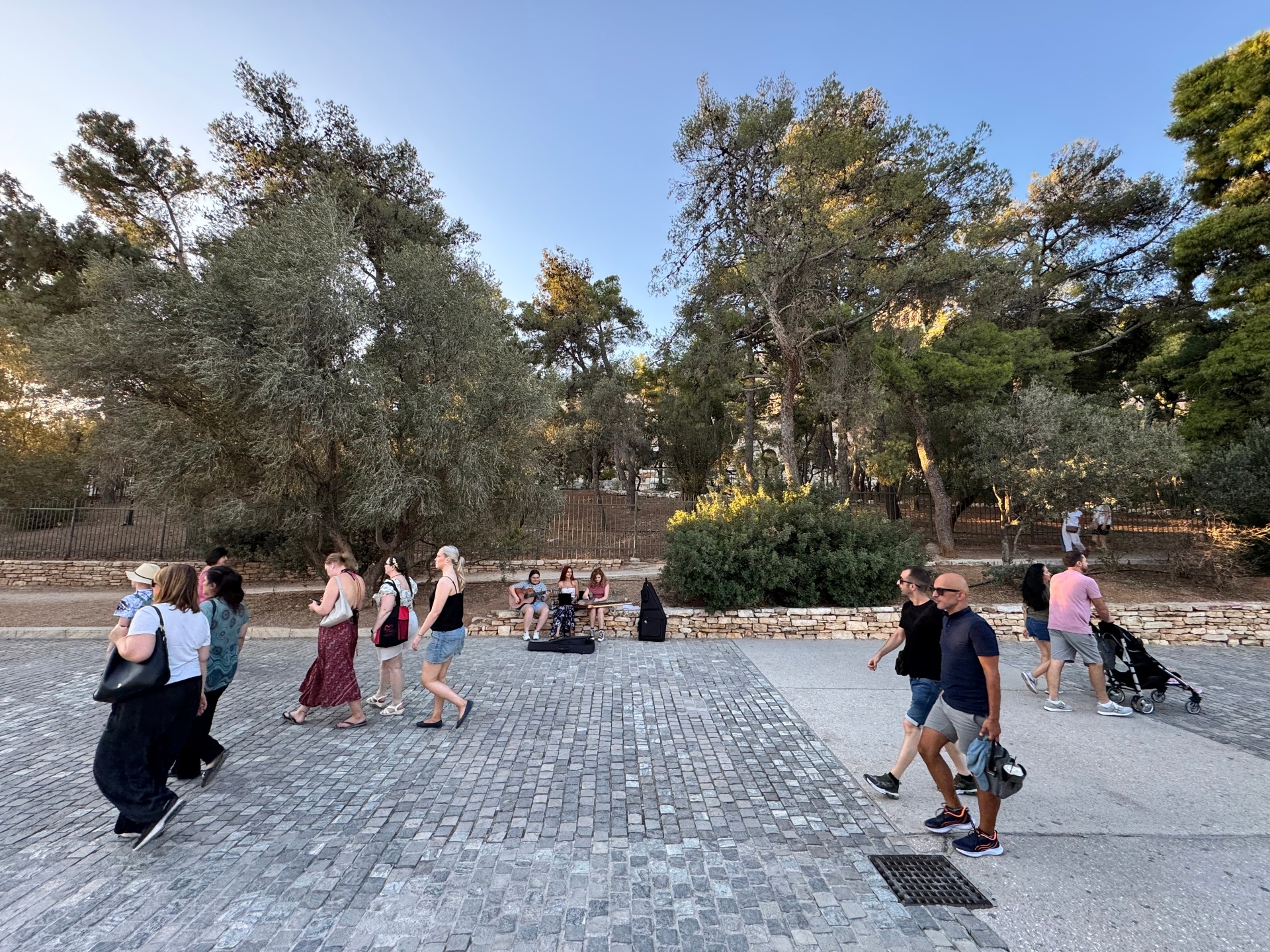 Οι μουσικοί του δρόμου που φτιάχνουν το soundtrack της Αθήνας