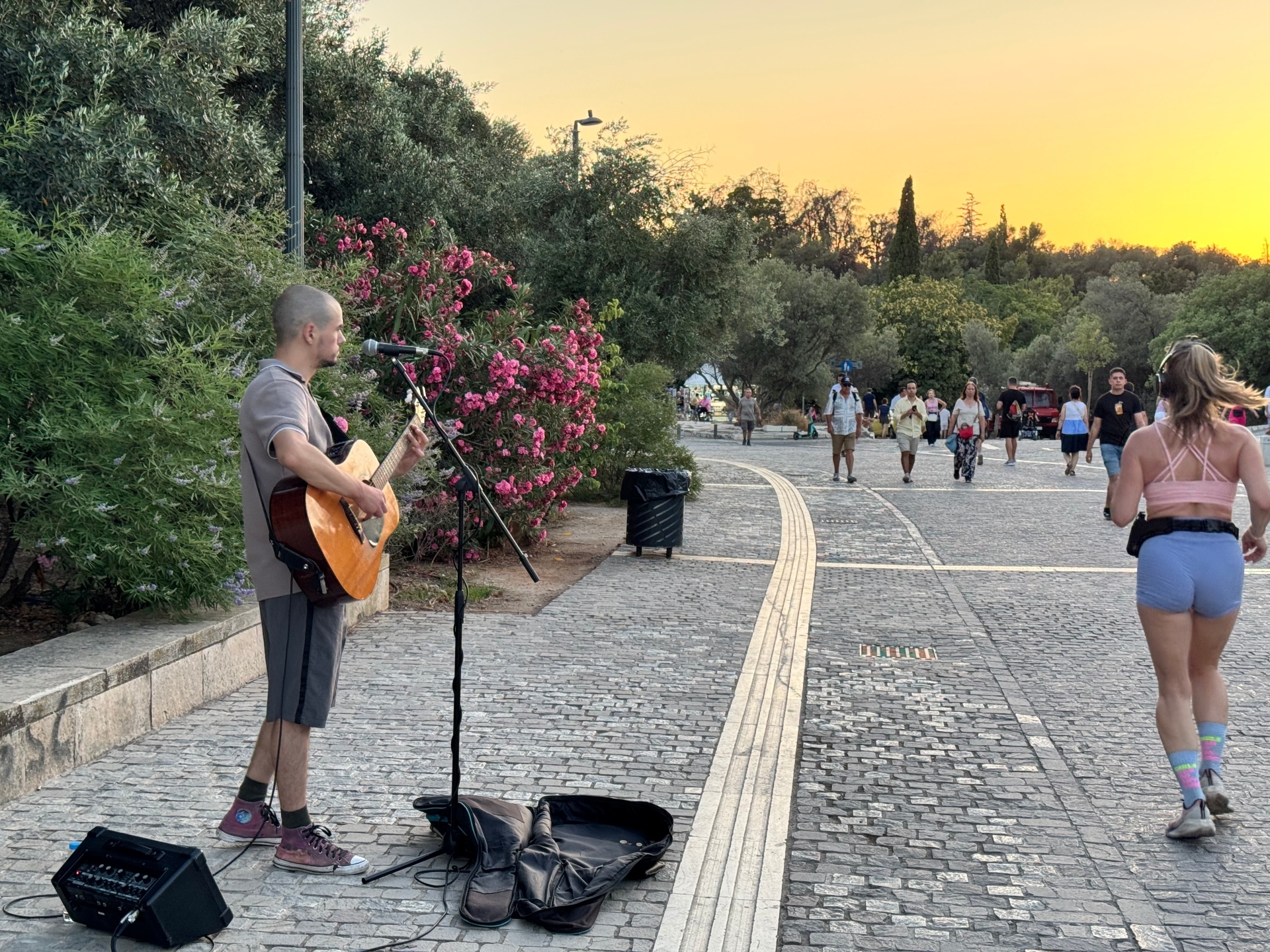 Οι μουσικοί του δρόμου που φτιάχνουν το soundtrack της Αθήνας