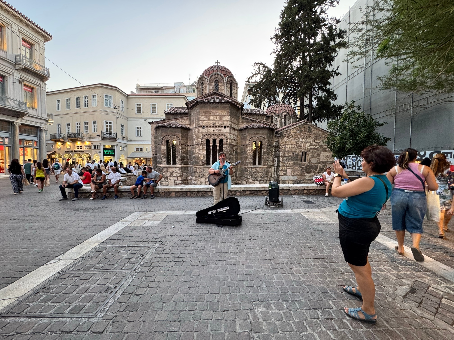 Οι μουσικοί του δρόμου που φτιάχνουν το soundtrack της Αθήνας