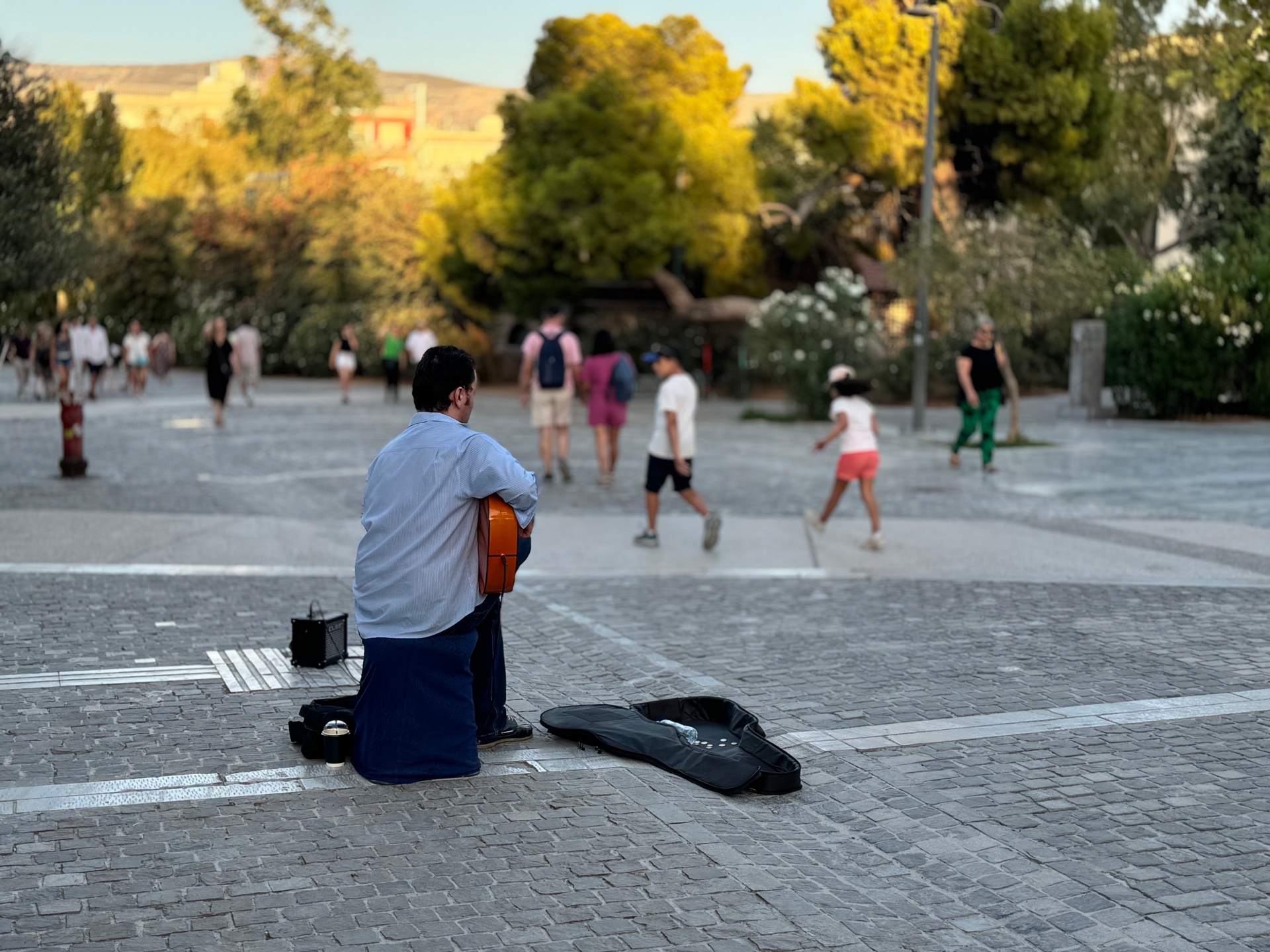 Οι μουσικοί του δρόμου που φτιάχνουν το soundtrack της Αθήνας