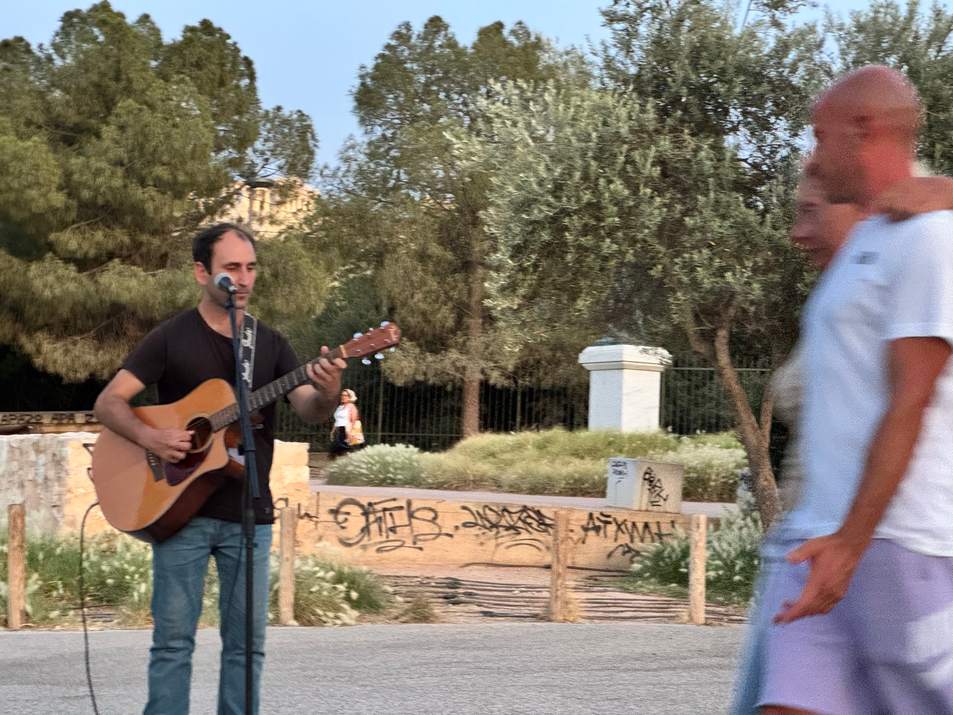 Οι μουσικοί του δρόμου που φτιάχνουν το soundtrack της Αθήνας