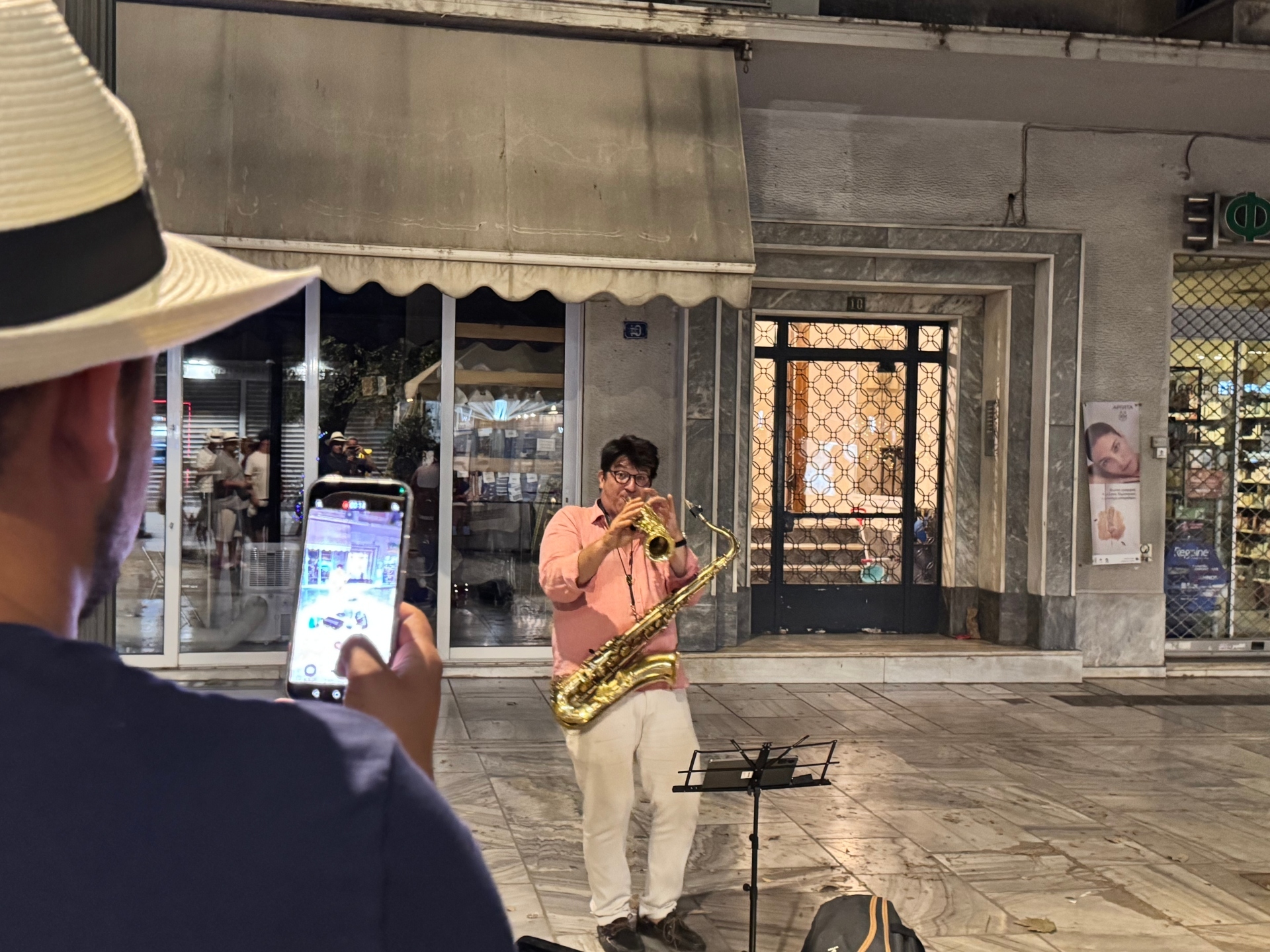 Οι μουσικοί του δρόμου που φτιάχνουν το soundtrack της Αθήνας